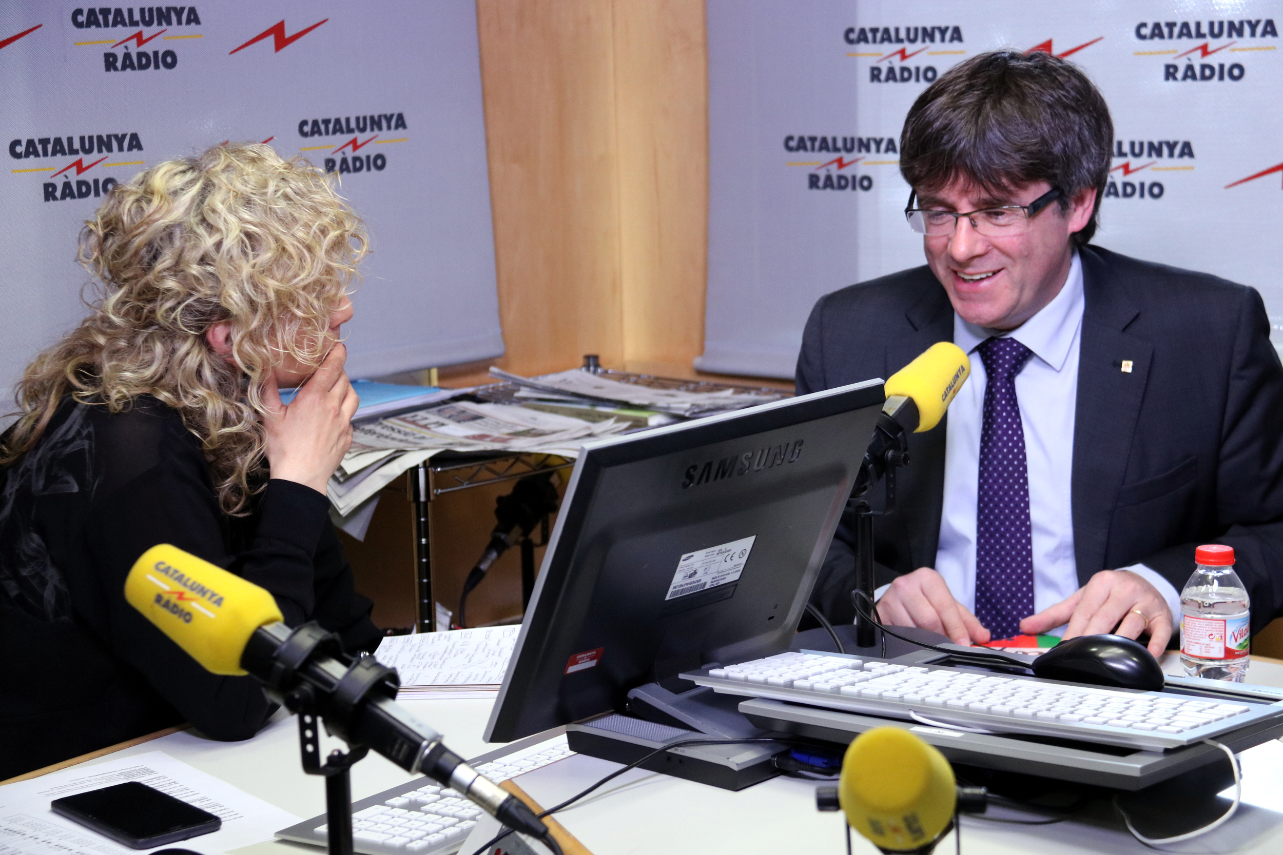 Catalan President, Carles Puigdemont, being interviewed by Catalan journalist Mònica Terribas at 'Catalunya Ràdio' (by ACN)