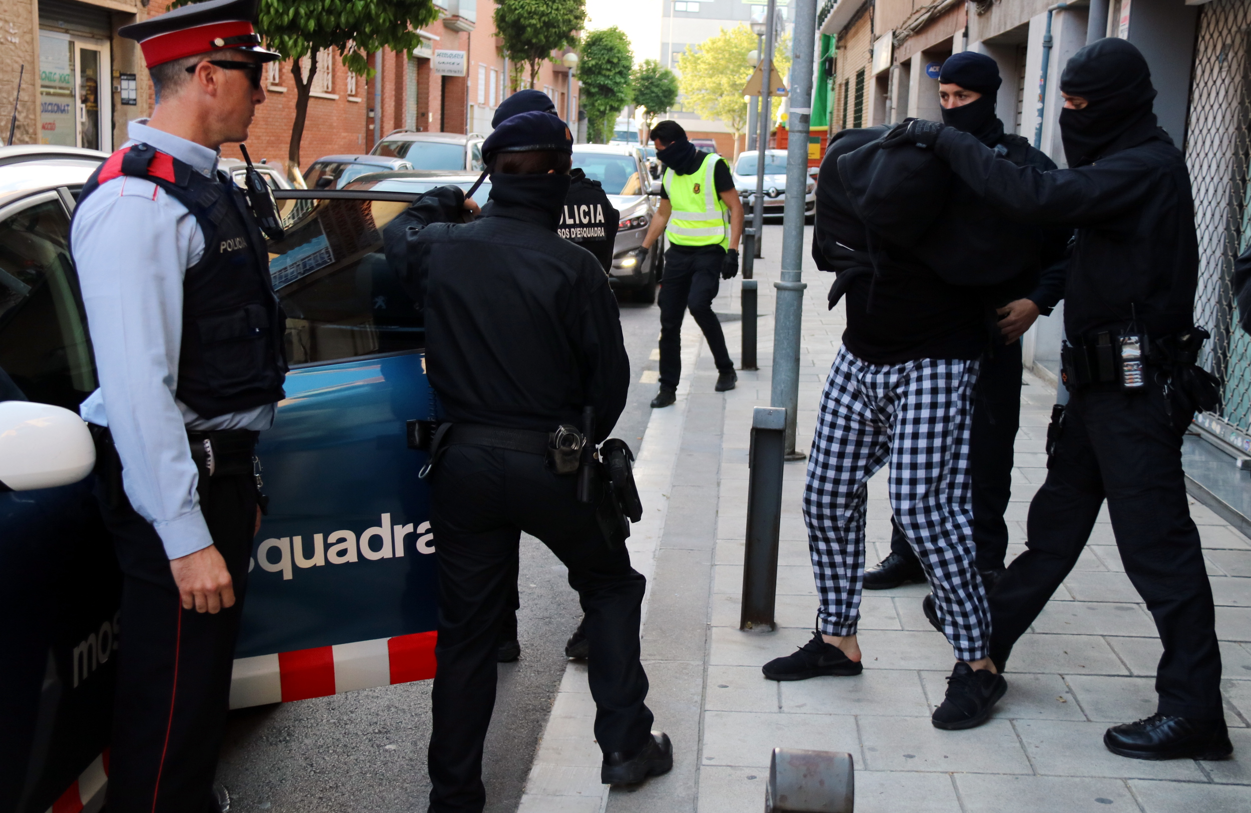 Mossos d'Esquadra arresting a man over this Tuesday's anti-jihadist operation (by ACN)