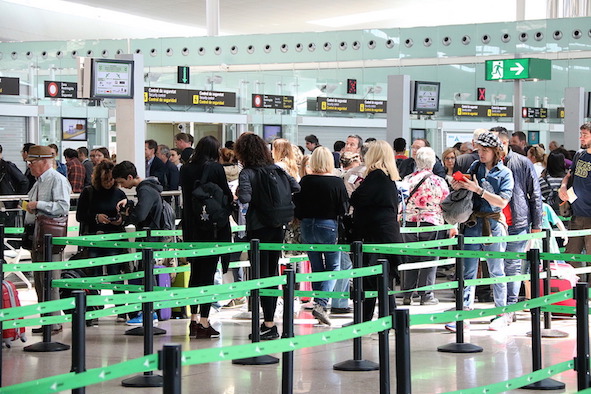 Queues at Barcelona airport's passport control (by Gemma Sánchez)