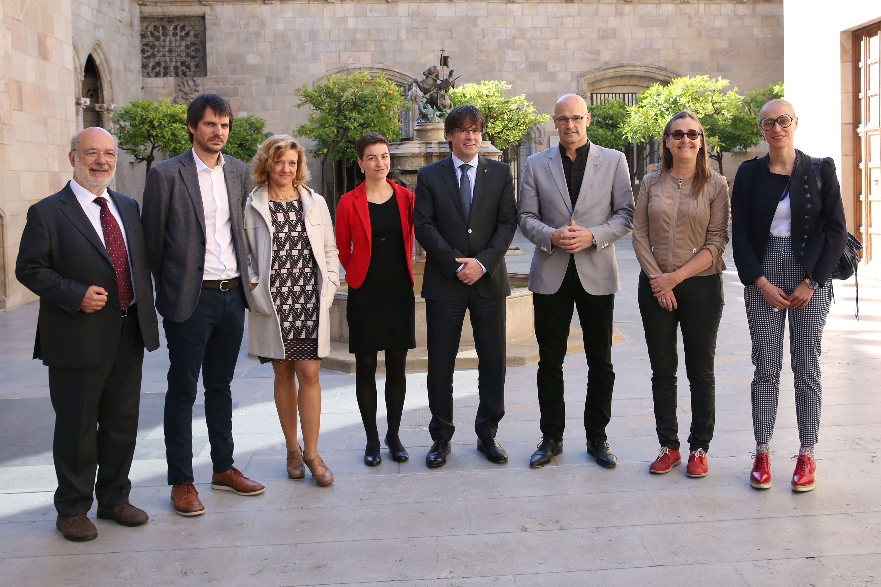 Carles Puigdemont and Raül Romeva with the co-president of the Greens, Ska Keller, and other MEPs (by Govern)