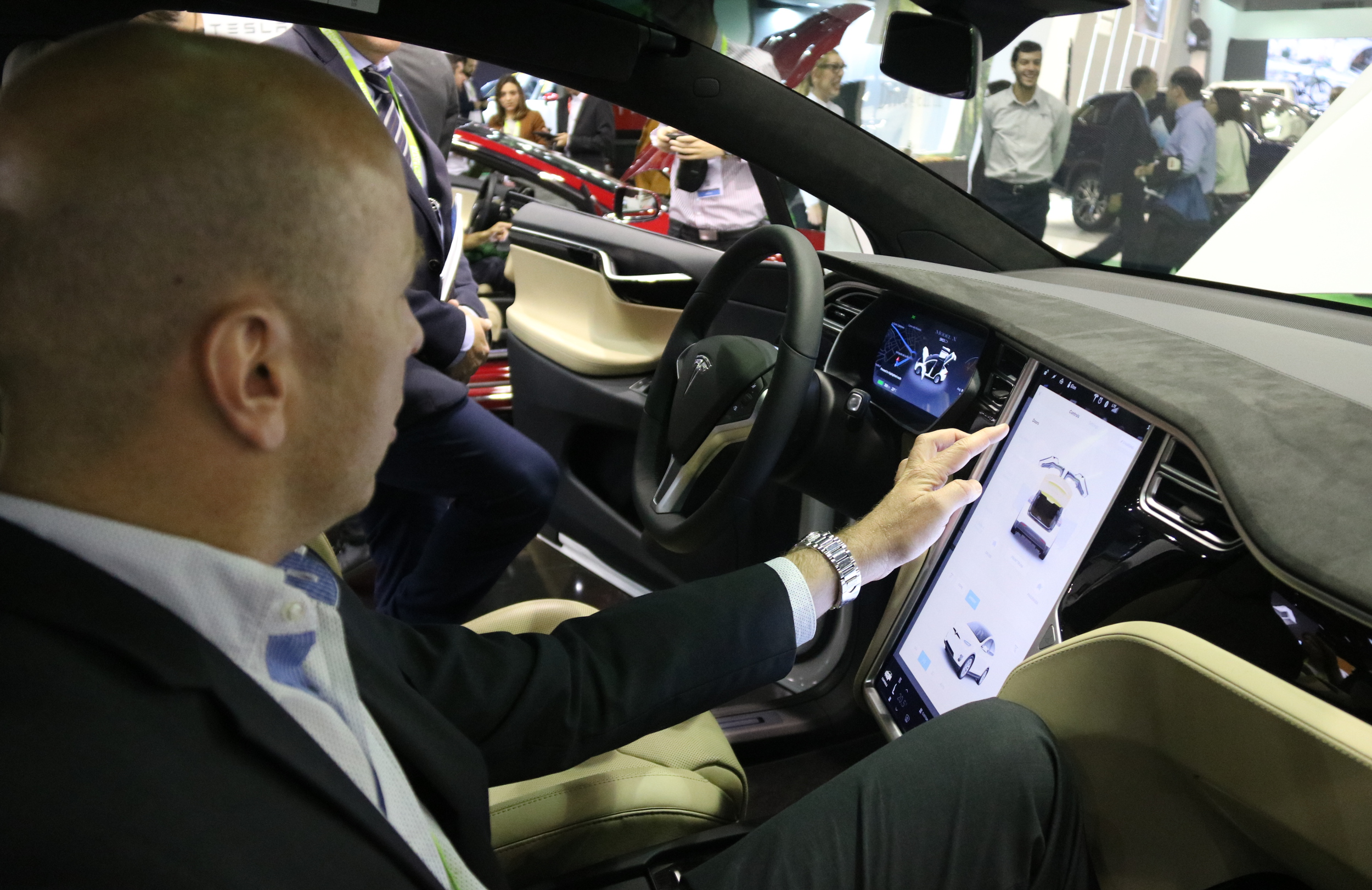 Visitor at 'Automobile Barcelona' testing the connectivity of a Tesla's prototype (by ACN)