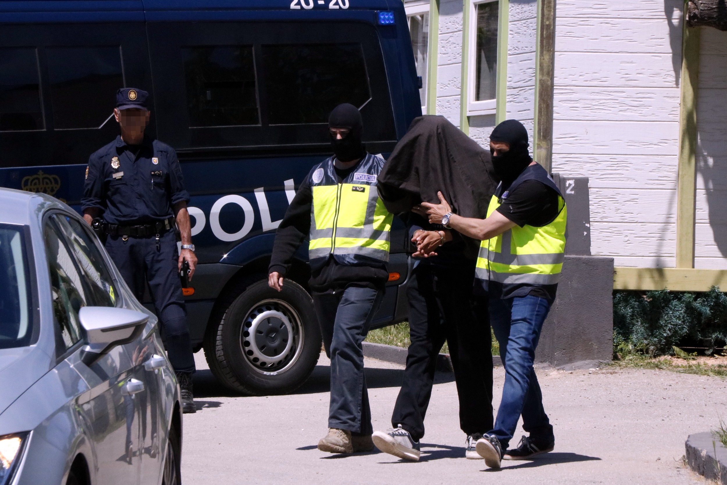 Spanish police with the detained man accused of being part of DAESH cell (By Roger Segura)