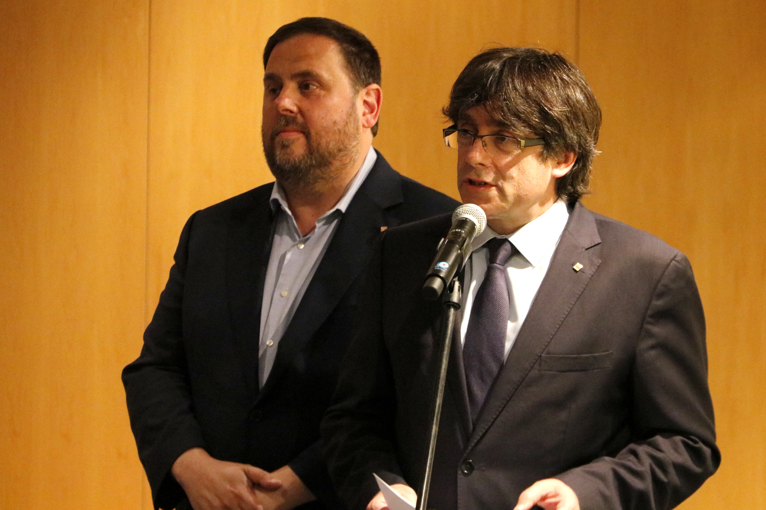 Catalan president, Carles Puigedemont, and vice president, Oriol Junqueras, at an event for a referendum in Barcelona (by Rafa Garrido) 