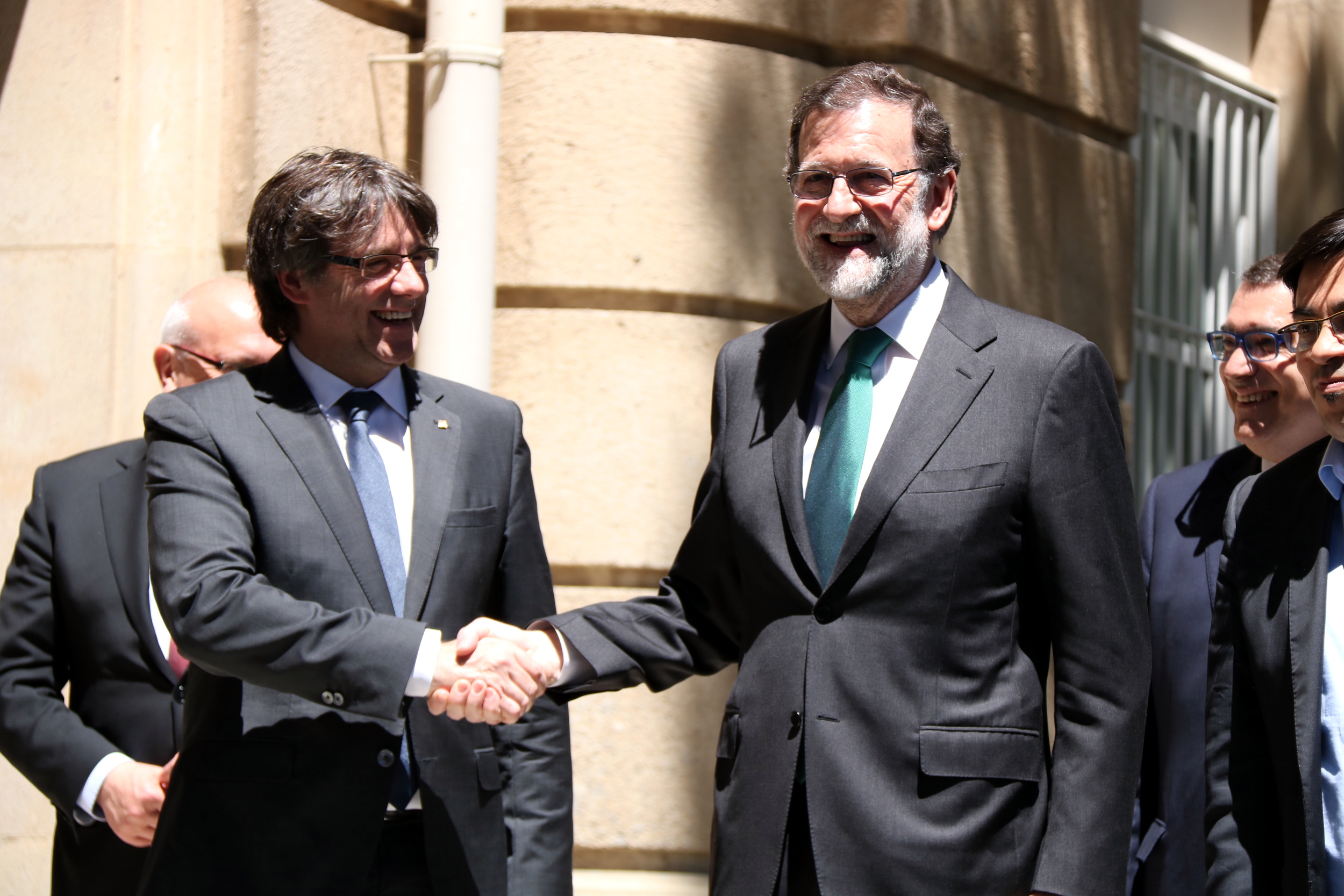 Catalan President, Carles Puigdemont and Spanish President, Mariano Rajoy, shaking hands in Barcelona on May 12th (by ACN) 
