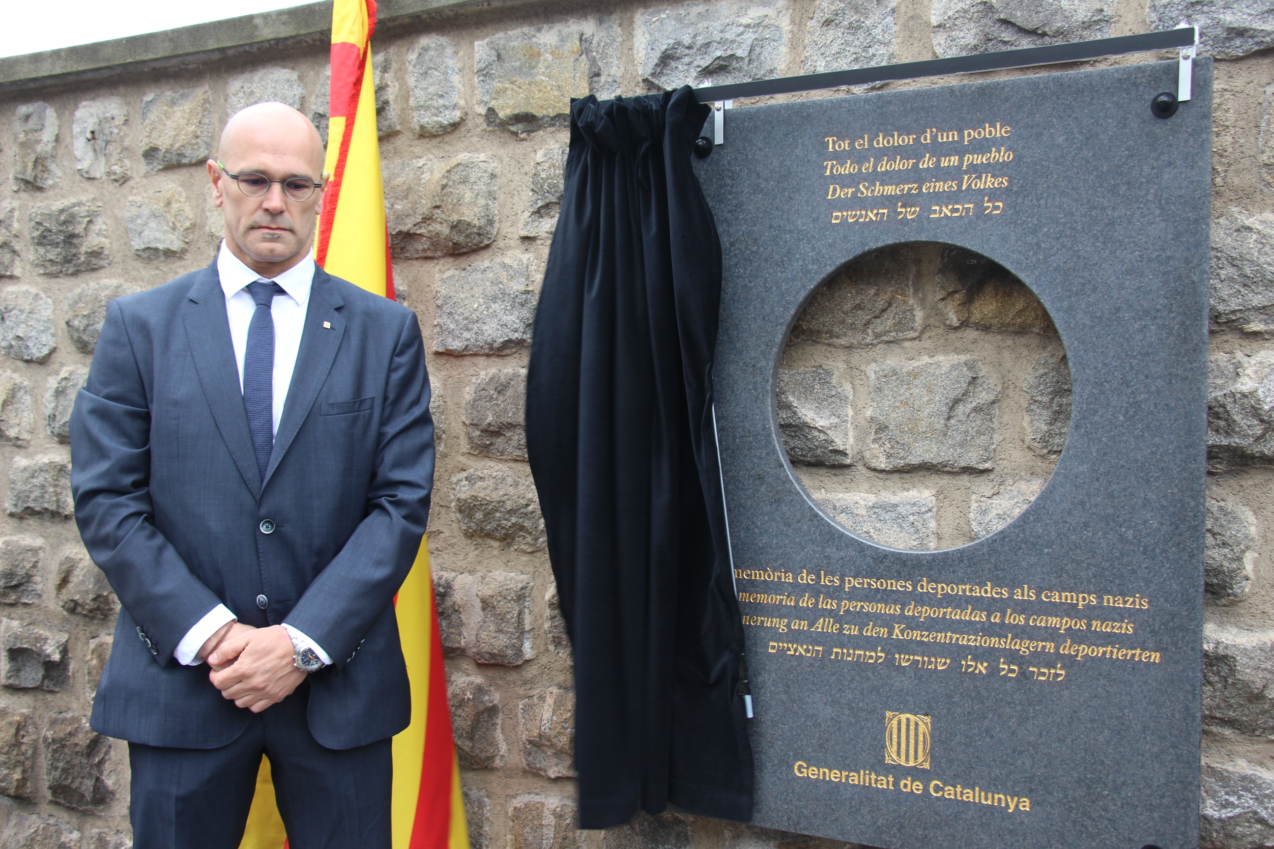 Catalan Minister for Foreign Affairs, Raül Romeva, unveiled a plaque at Mauthausen concentration camp to pay homage to the memory of all the victims of the Nazi concentration camps (by ACN)