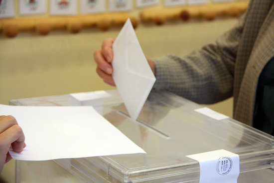 A person places his vote in a ballot box in Catalonia (by ACN)