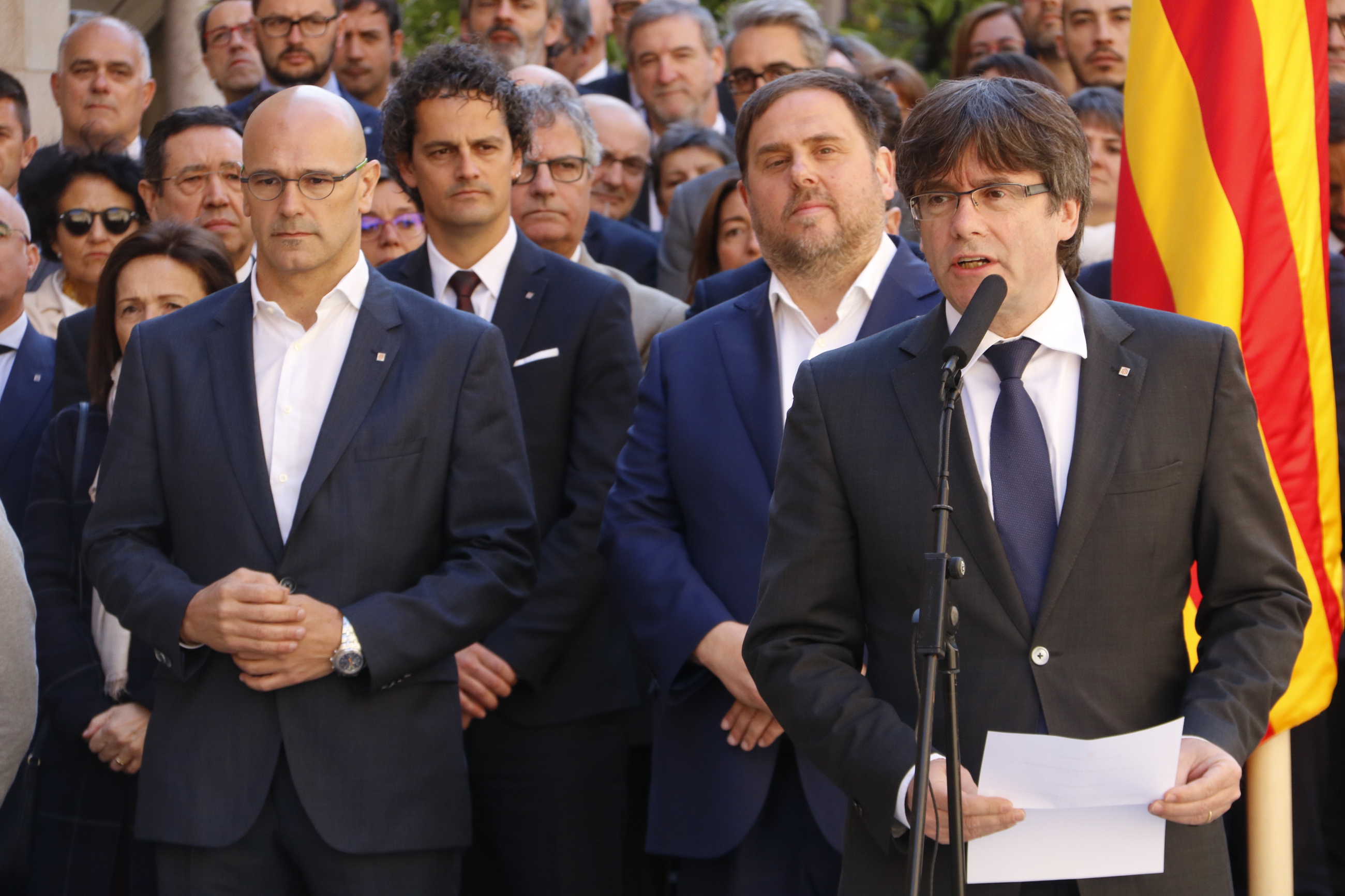 Catalan President, Carles Puigdemont, joined by Catalan VP, Oriol Junqueras, Catalan Minsiter for Foreign Affairs, Raül Romeva and representatives of the National Pact for the Referendum (by ACN)