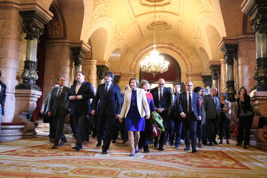 Catalan Parliament President, Carme Forcadell, with Anna Simó and other MPs walking to the High Court (by Marta Sierra)