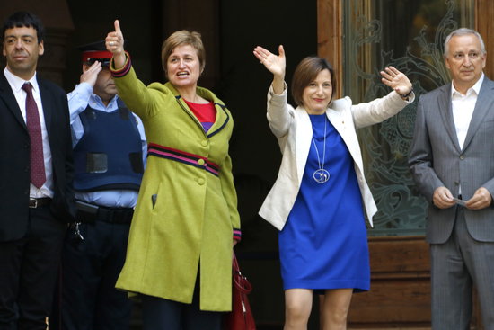 Catalan Parliament President, Carme Forcadell, and the First Secretary of the Bureau, Anna Simó, at the entrance of the High Court (by Rafa Garrido)