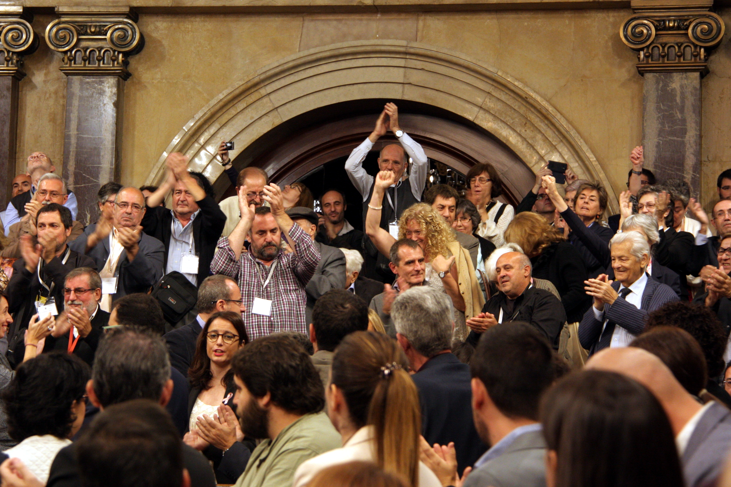 Francoist victims' families in the Catalan Parliament (by ACN)