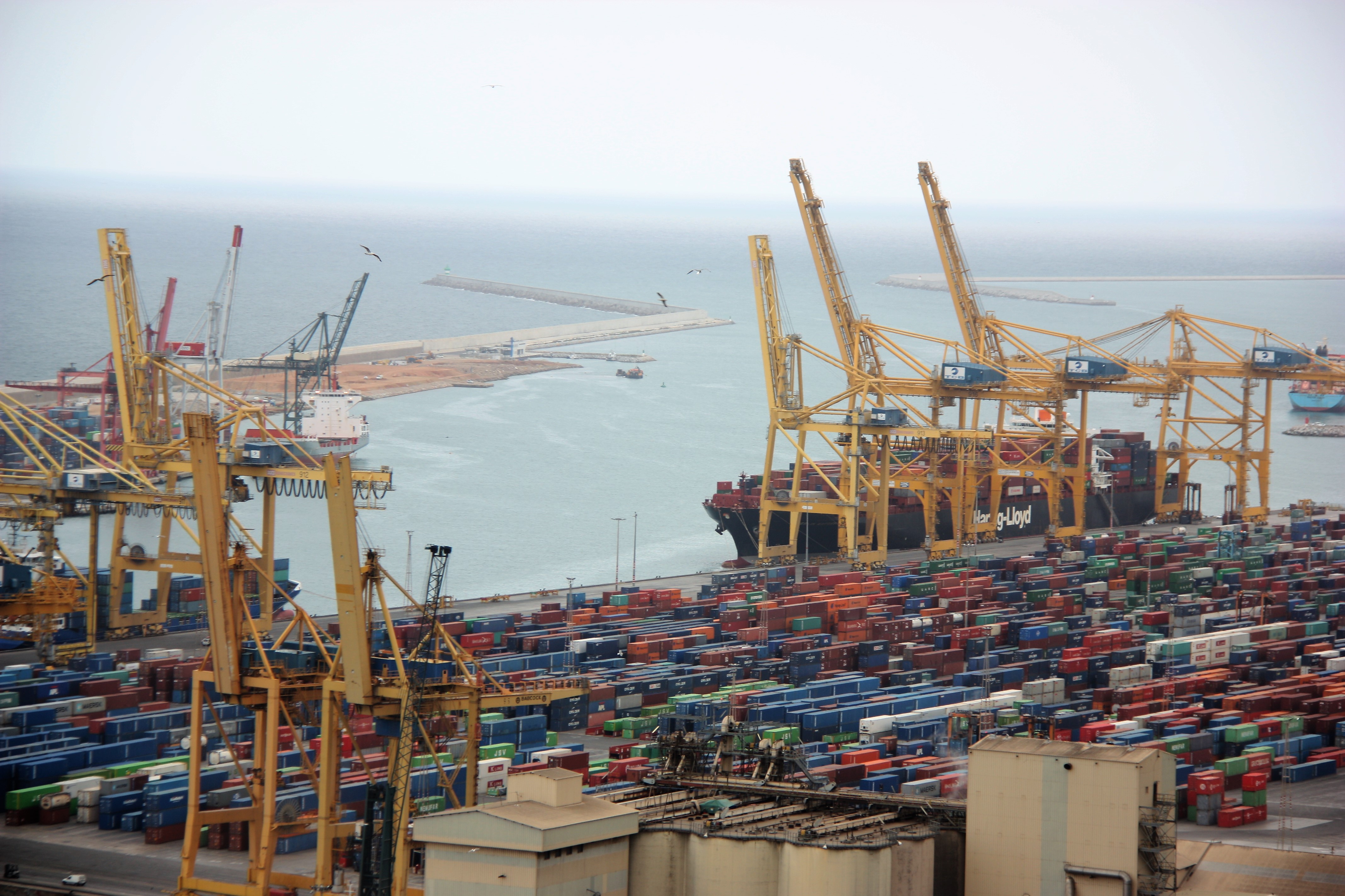 100 stevedores out of the 1,100 in the Port of Barcelona worked due to the strike (by ACN)