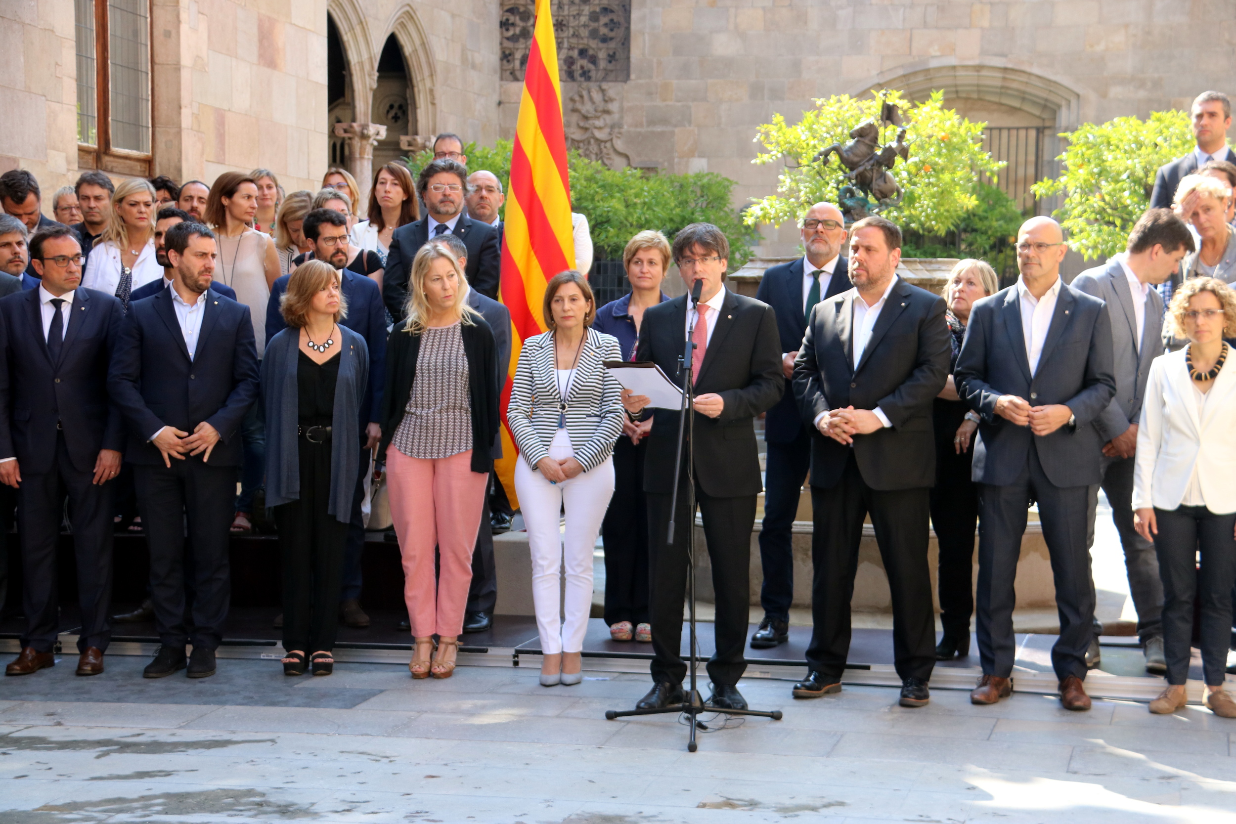 The Catalan President, Carles Puigdemont, flanked by his government and MPs from Junts pel SÍ and CUP (by ACN)