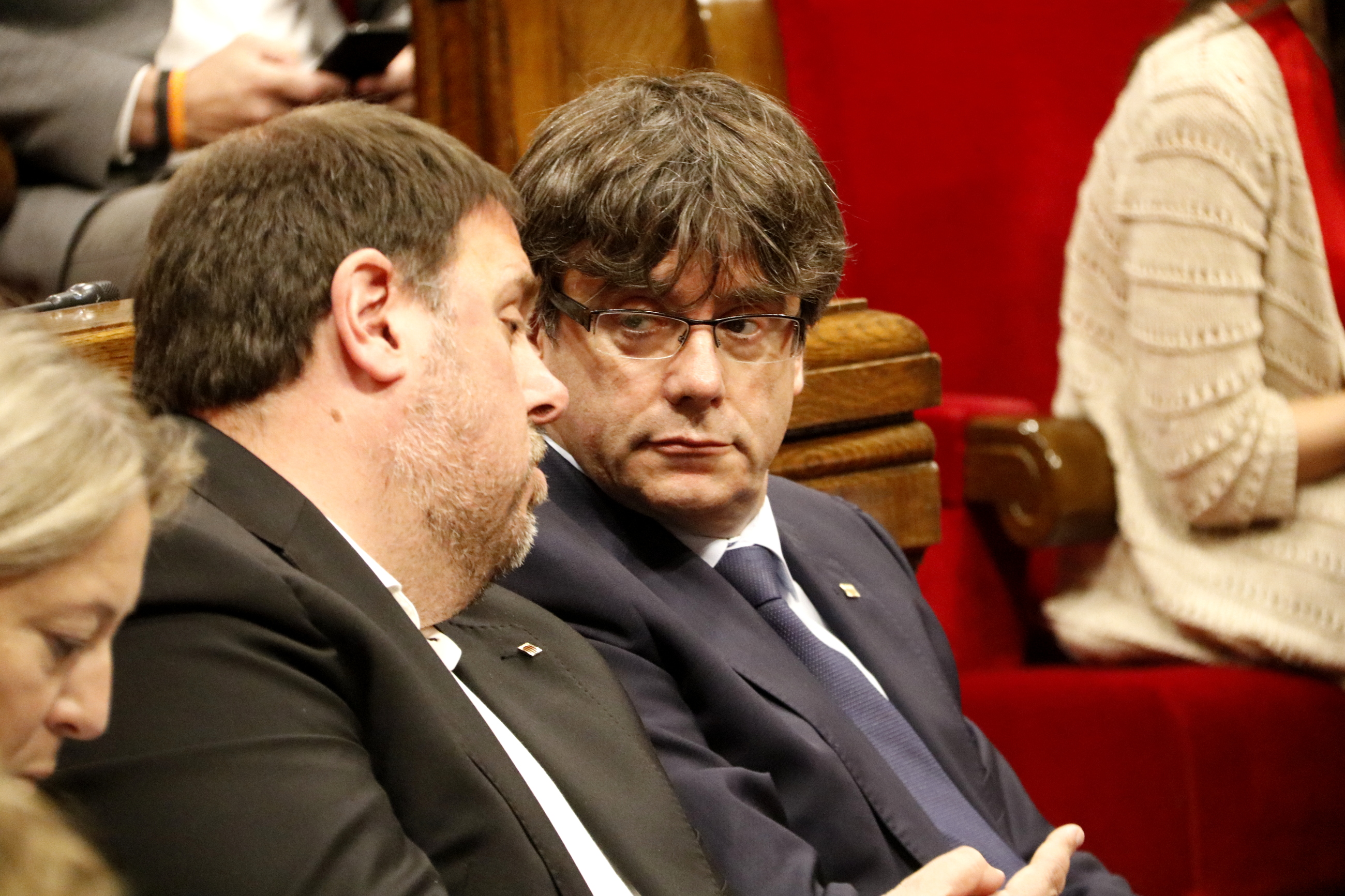 Catalan President, Carles Puigdemont, and VP, Oriol Junqueras at the session (by Rafa Garrido)