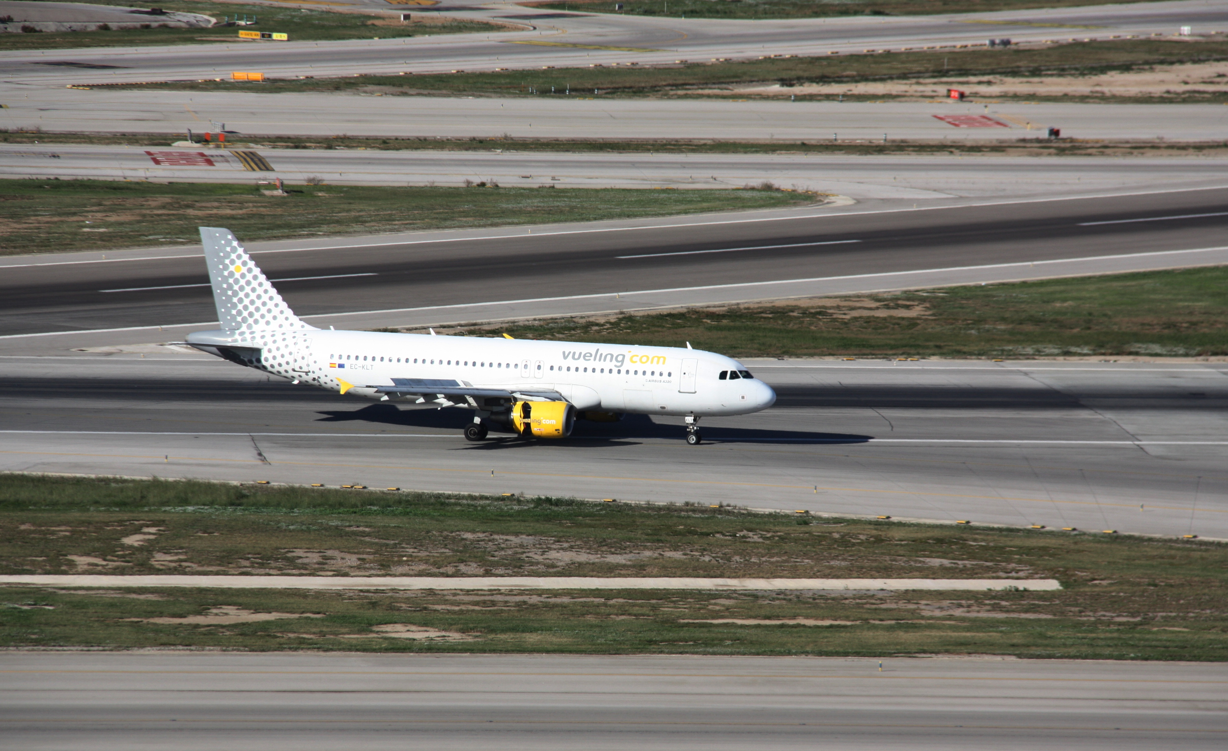 Vueling plane at the Airport of Barcelona (by ACN)