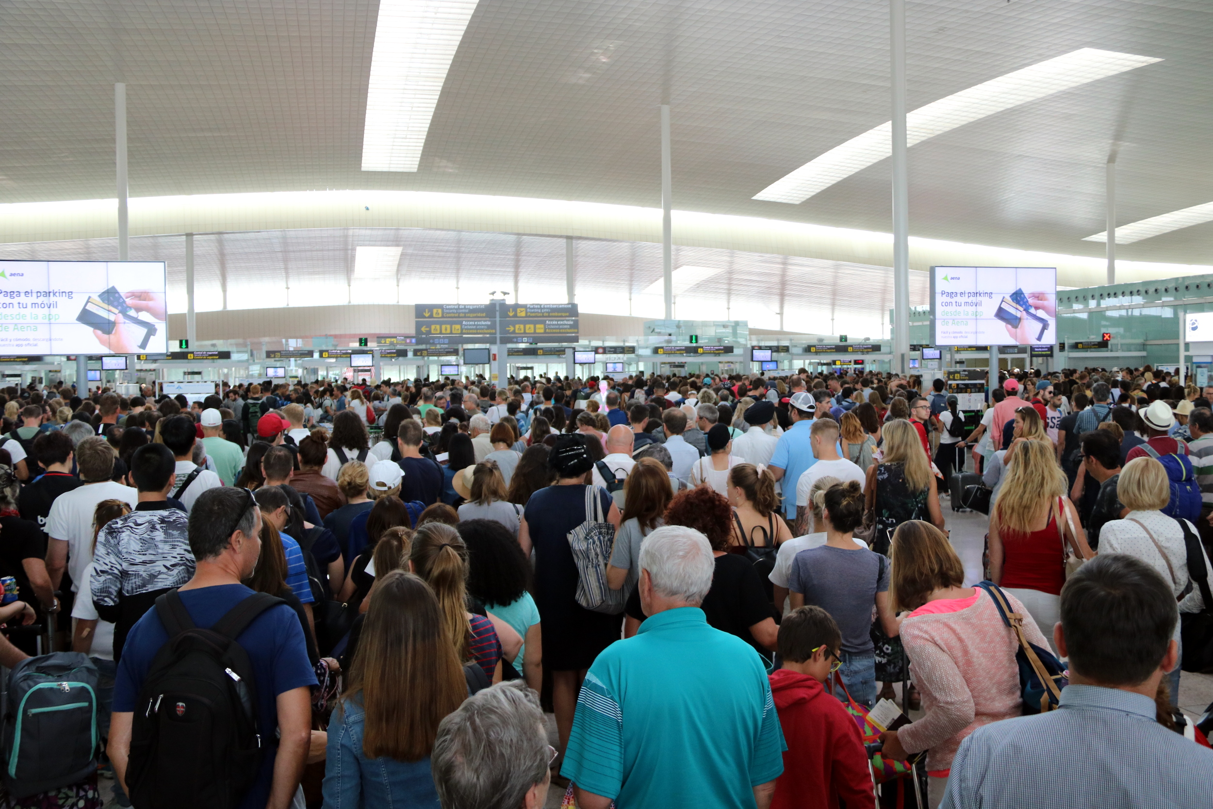 Long lines in Barcelona Airport on Wednesday (by ACN)