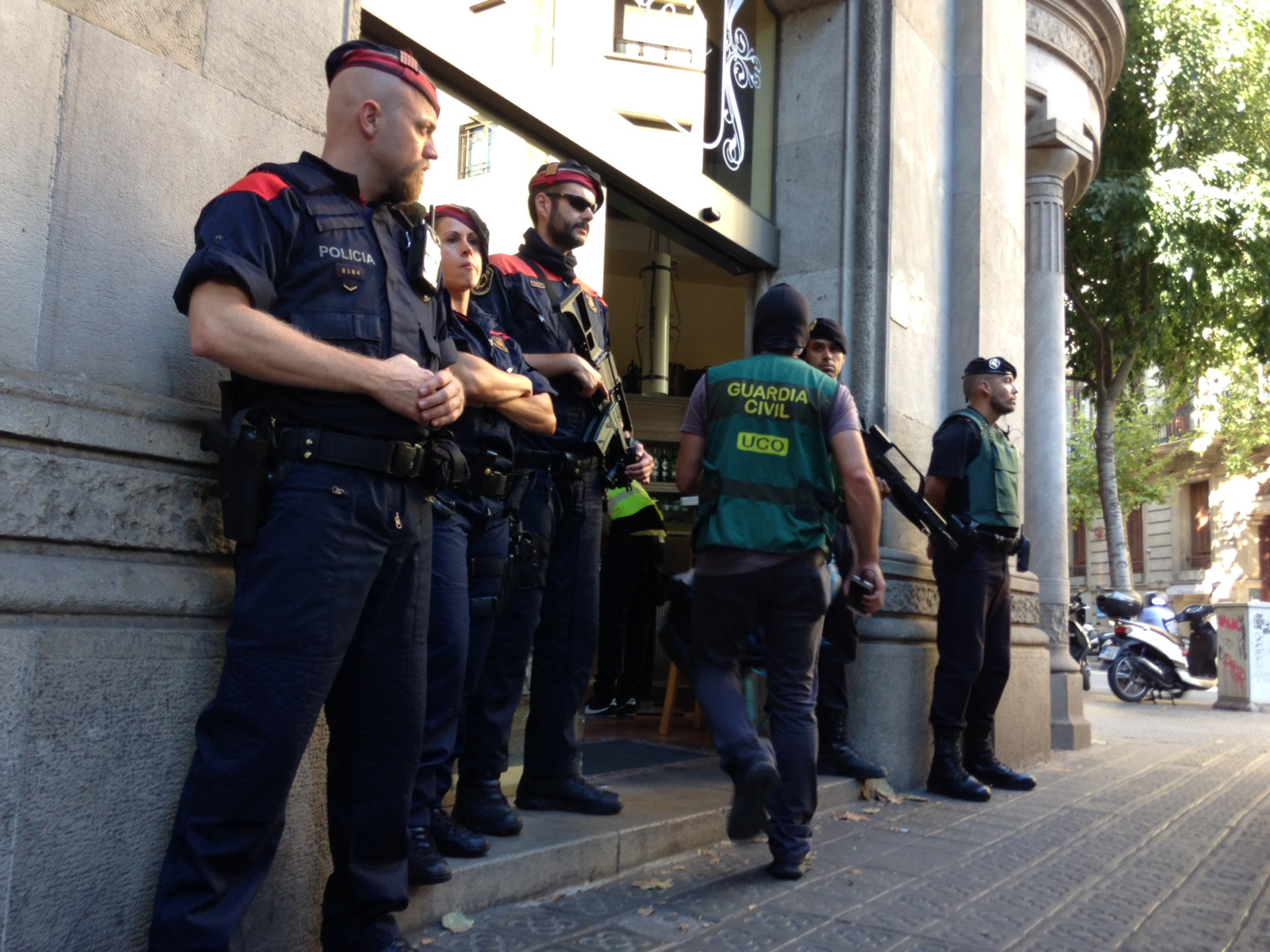 Mossos and Guardia Civil at the operation against Camorra mafia