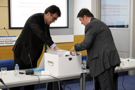 The secretary of finance, Lluís Salvadó, opening the box containing Hard Rock proposal