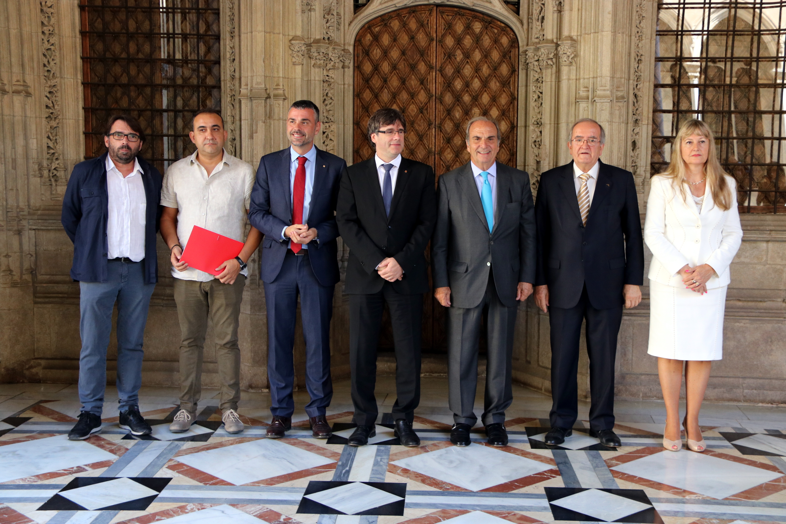 Catalan President Carles Puigdemont with signatories of the Catalan Pact for Industry