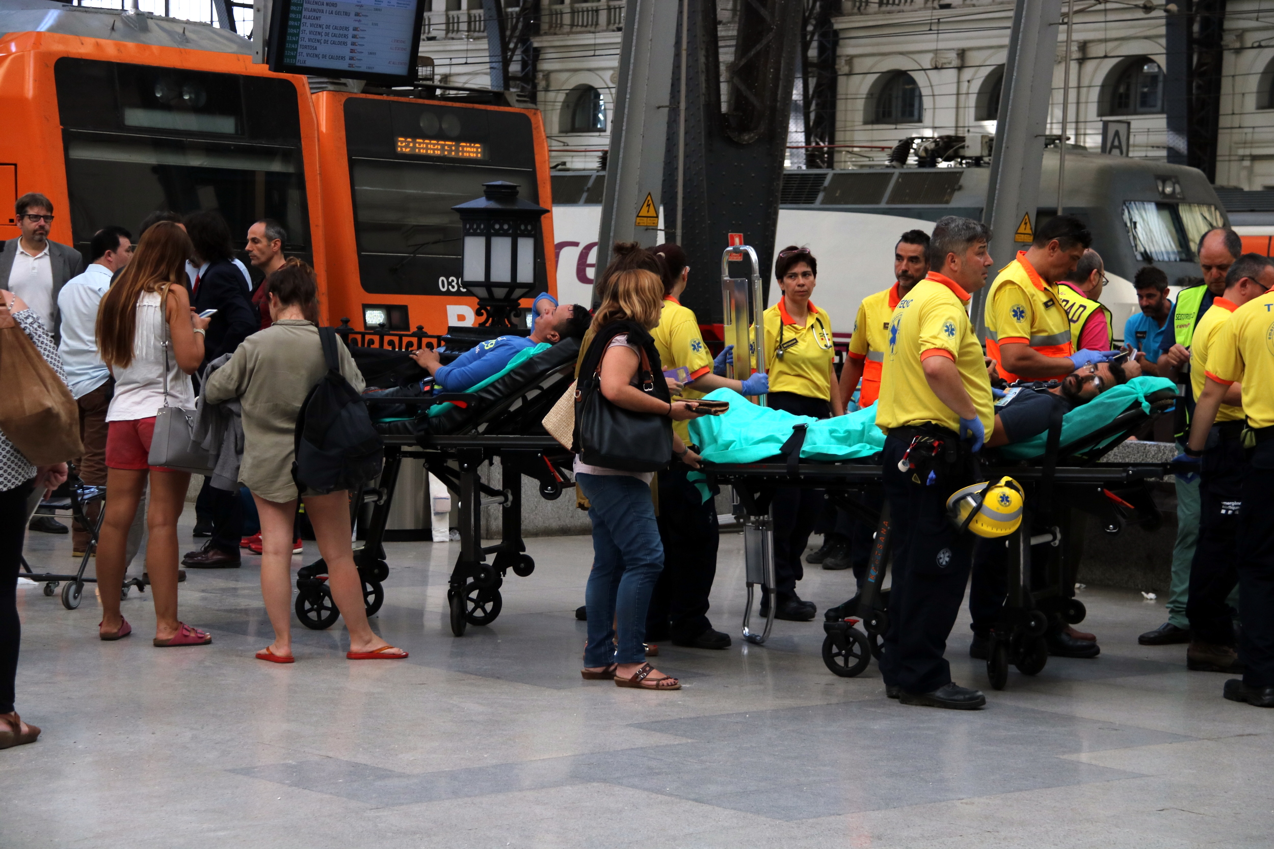 Injured passengers in the train accident in Barcelona on Friday (by ACN)