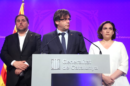 The Catalan President, Carles Puigdemont, with Barcelona's Mayor Ada Colau and Vice President Oriol Junqueras (by ACN)