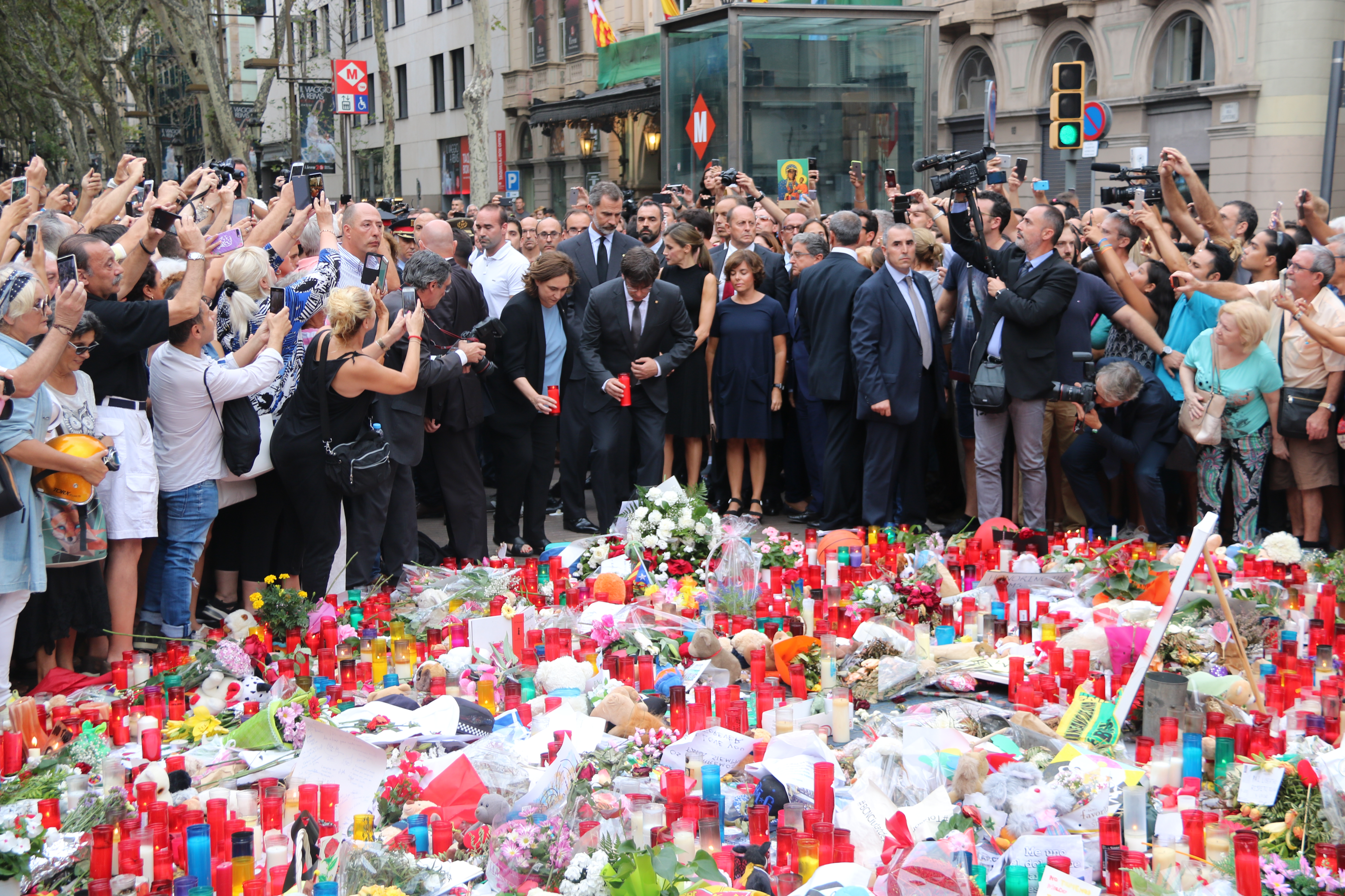 Catalan president, Carles Puigdemont, and Barcleona mayor, Ada Colau, honouring the victims (by ACN)