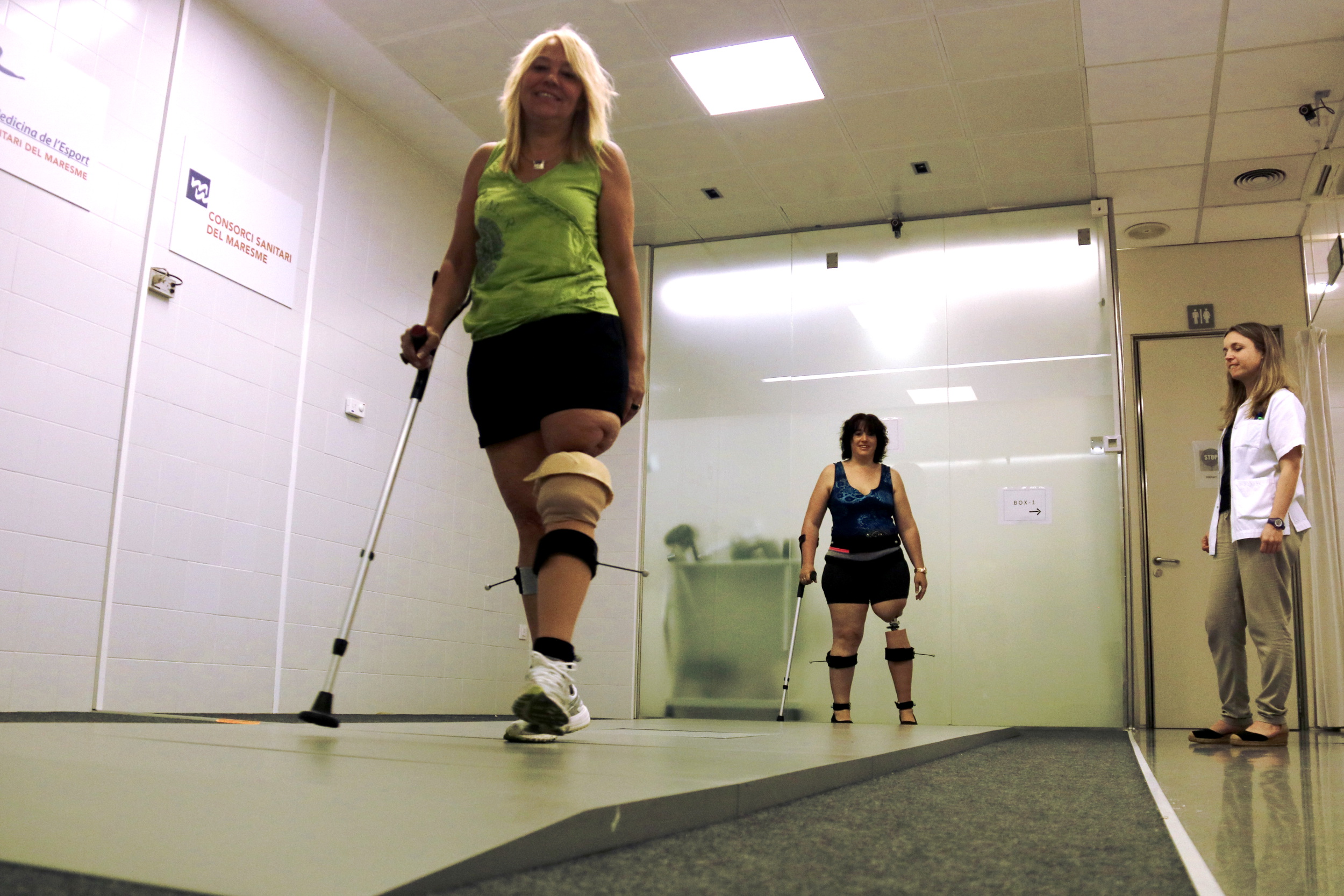 Two patients at Mataró Hospital testing the prosthetics (by ACN)