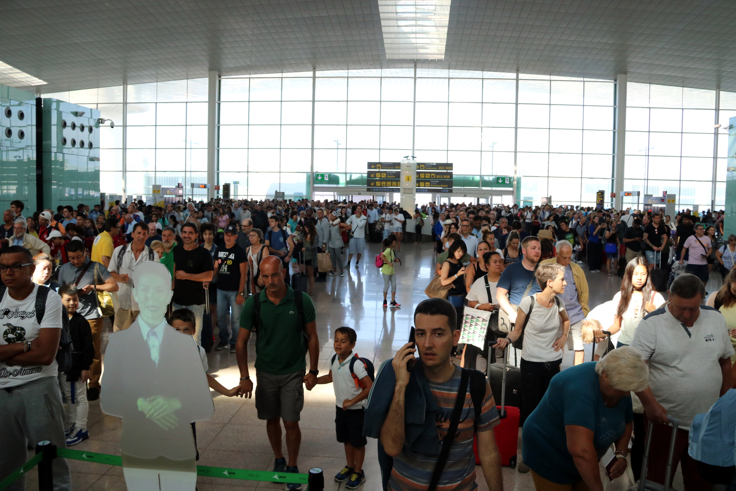 Long lines in Barcelona Airport (by ACN)