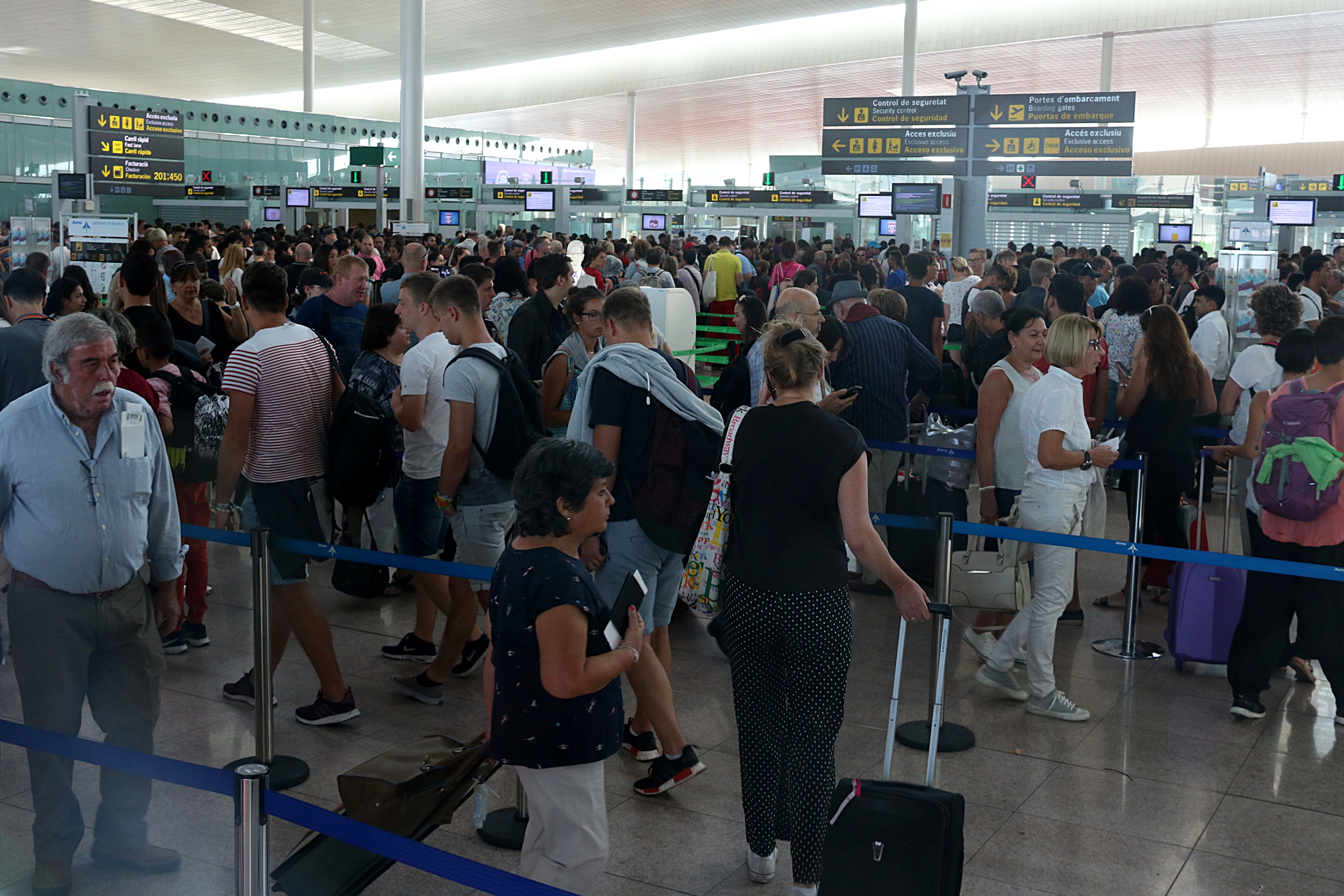 Passengers waiting in line to get past the security control at Barcelona Airport (by ACN)