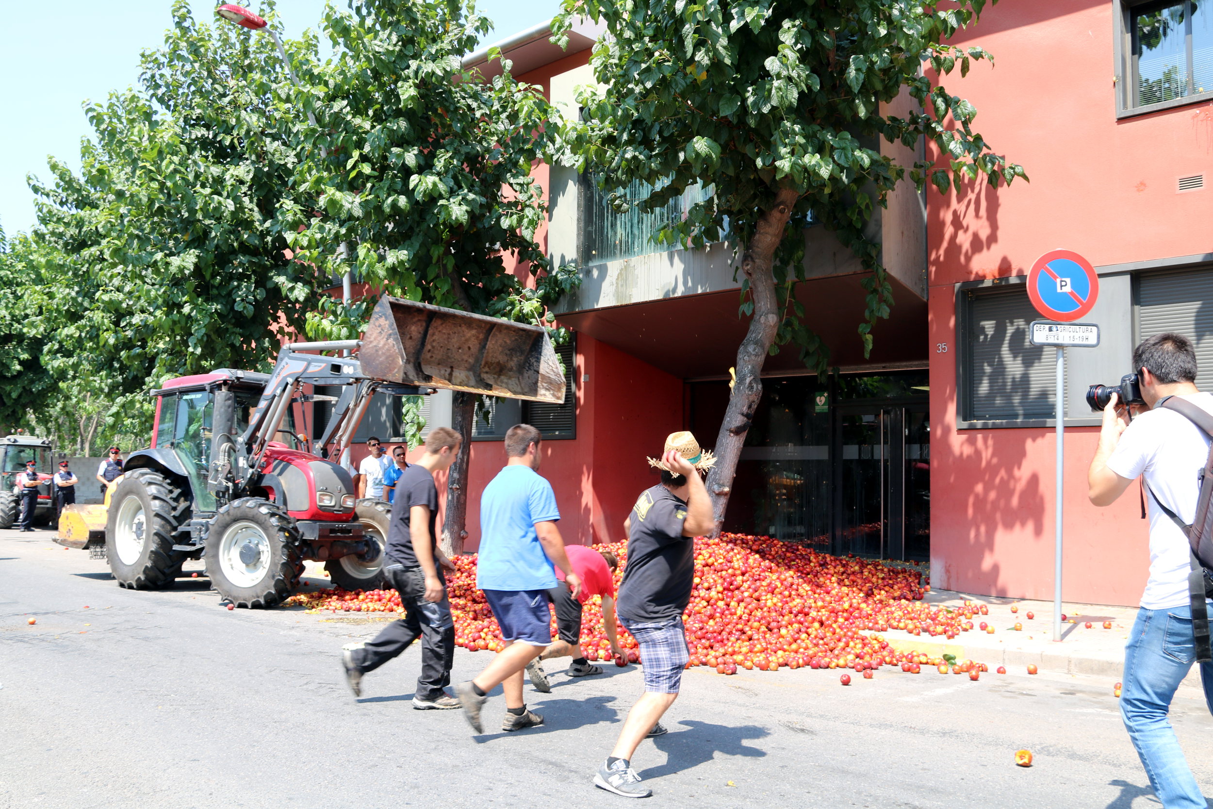 Protests with nectarines and farmers throwing eggs to a government office