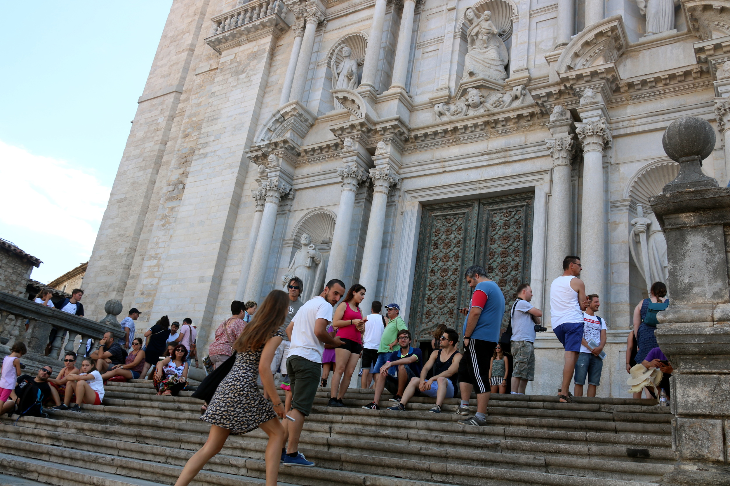 Tourists in Girona's cathedral (by Xavier Pi)
