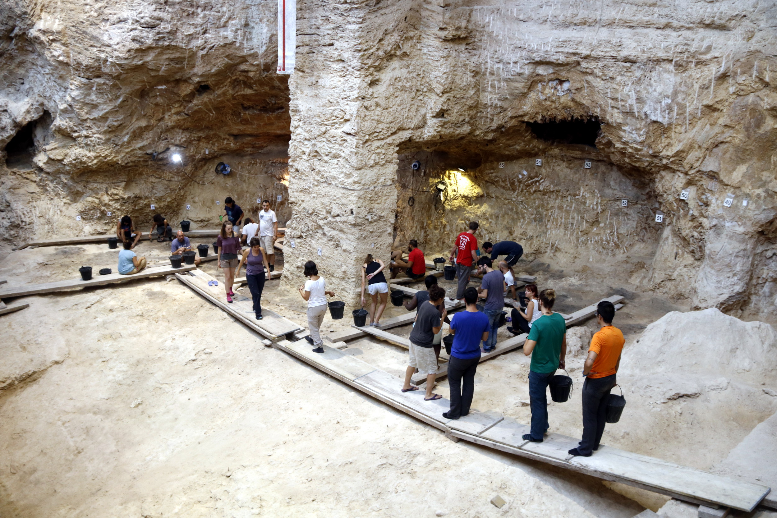 Archaeologists working to document Neanderthal life in Abric Romaní (by ACN)
