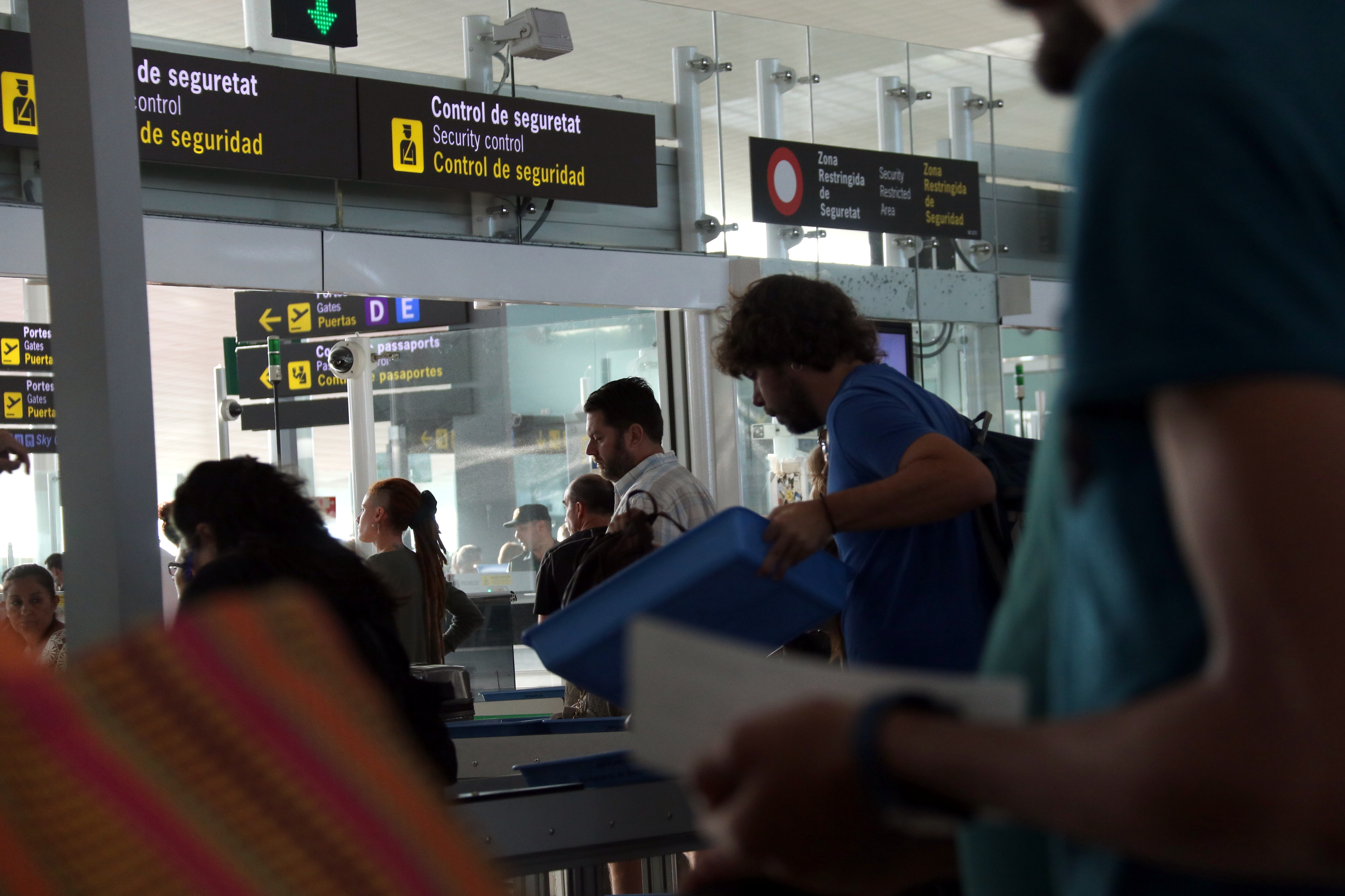 Passengers crossing security control at Barcelona airport (by ACN)