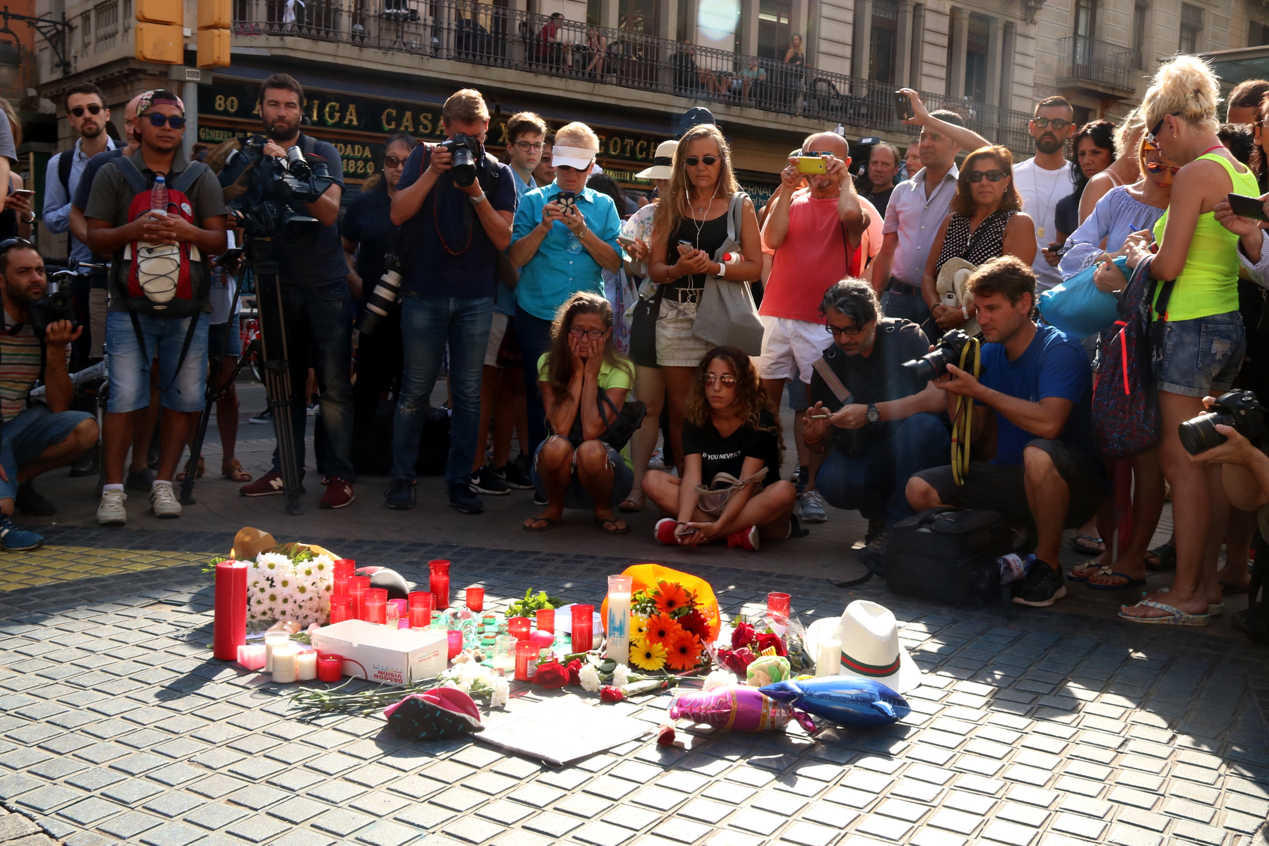 People leave candles and flowers to mourn the victims of the terrorist attack (by ACN)
