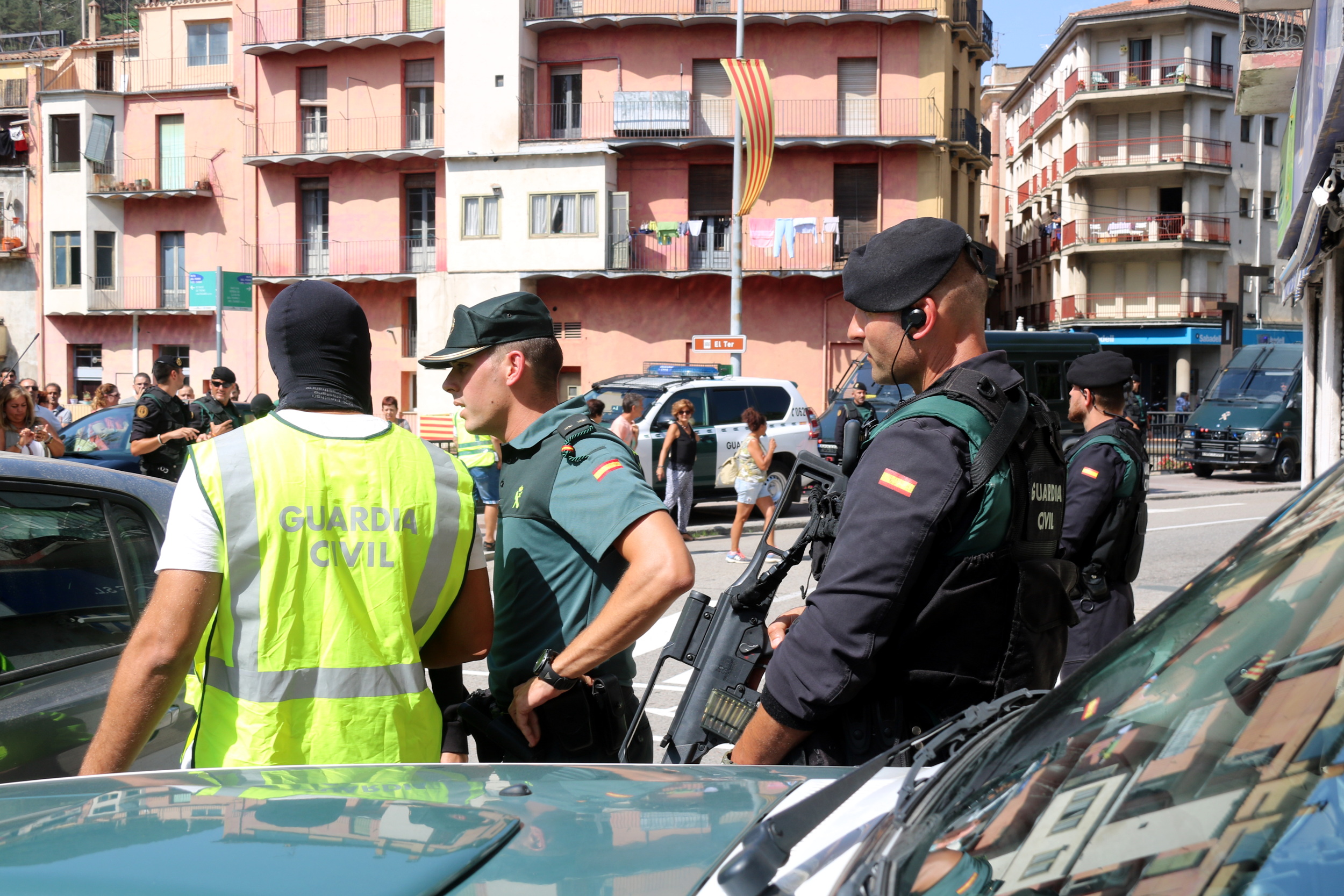 Police officers in Ripoll, where 3 people have been arrested (by Xavier Pi)