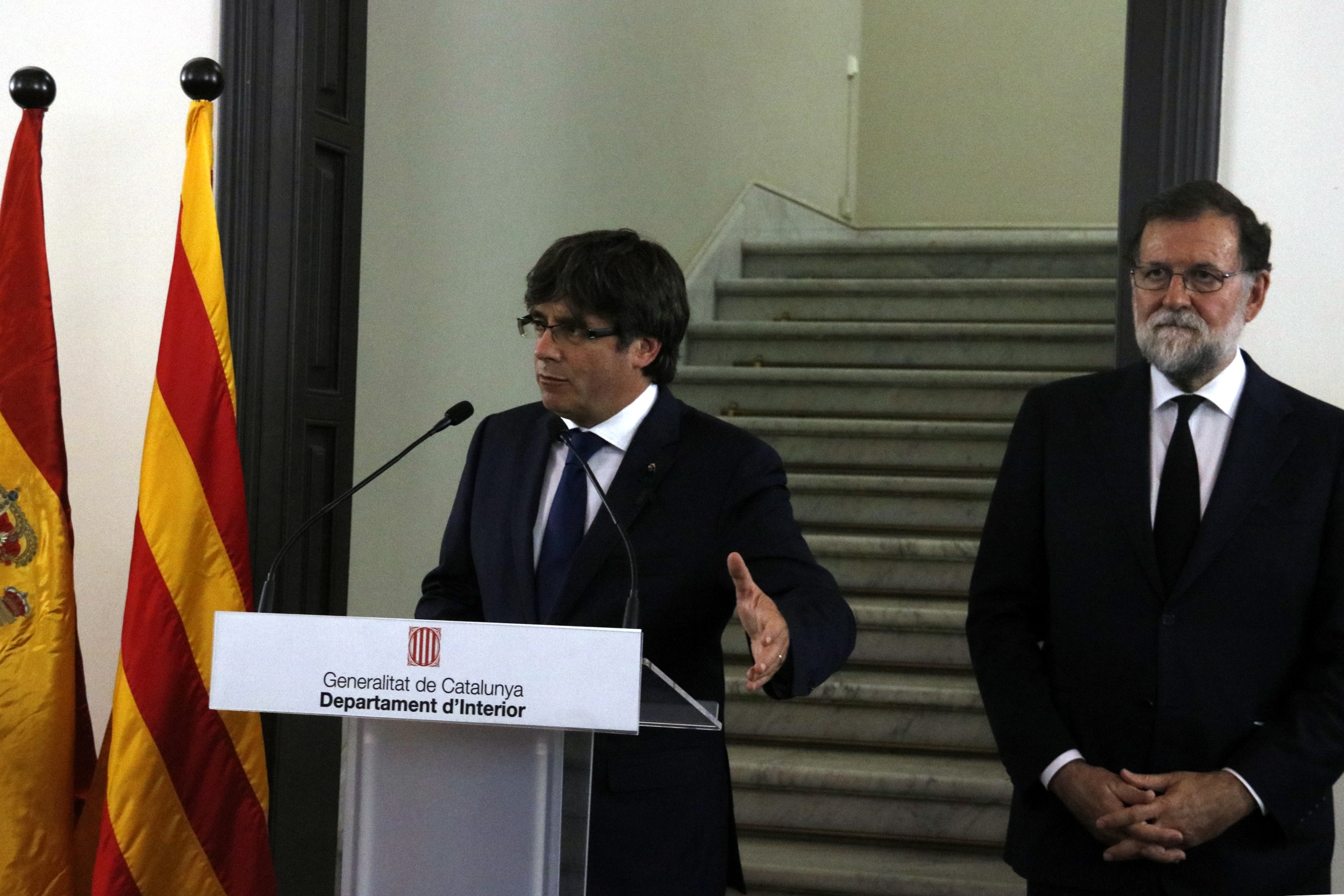 Catalan president, Carles Puigdemont, and his Spanish counterpart, Mariano Rajoy, in a joint appearance after the cabinet crisis (by Pol Solà)