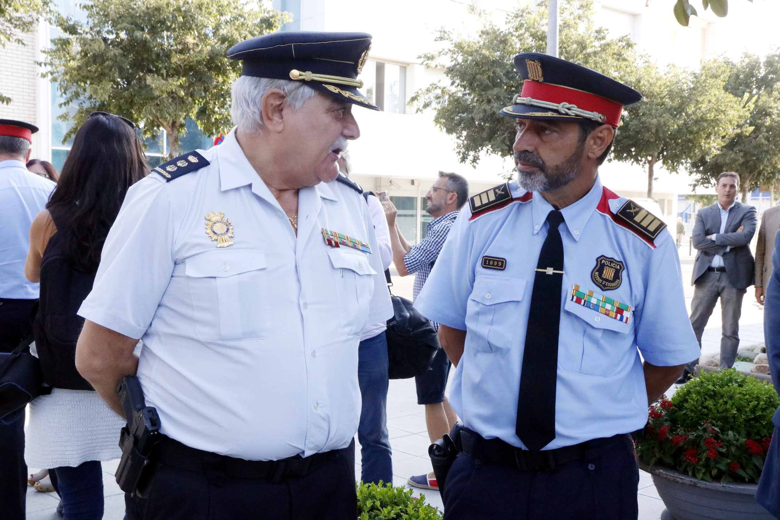 Catalan police chief, Josep Lluiís Trapero (right), with his Spanish counterpart (by ACN)
