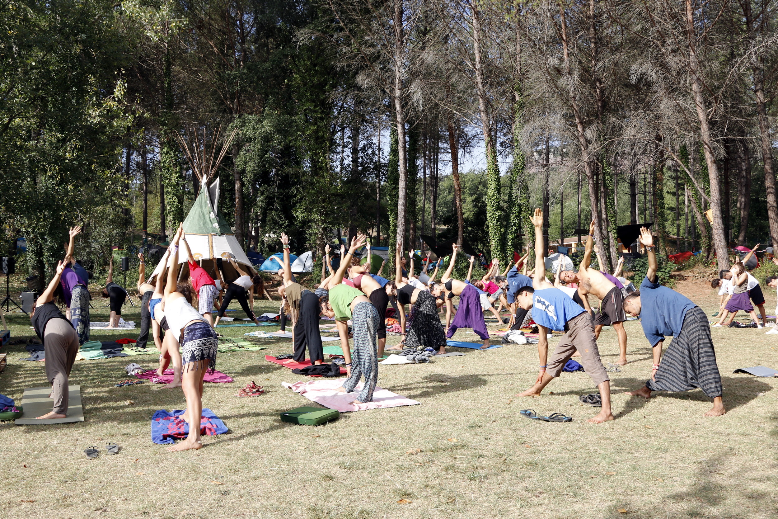 Attendees doing yoga at the BioRitme festival (by ACN)