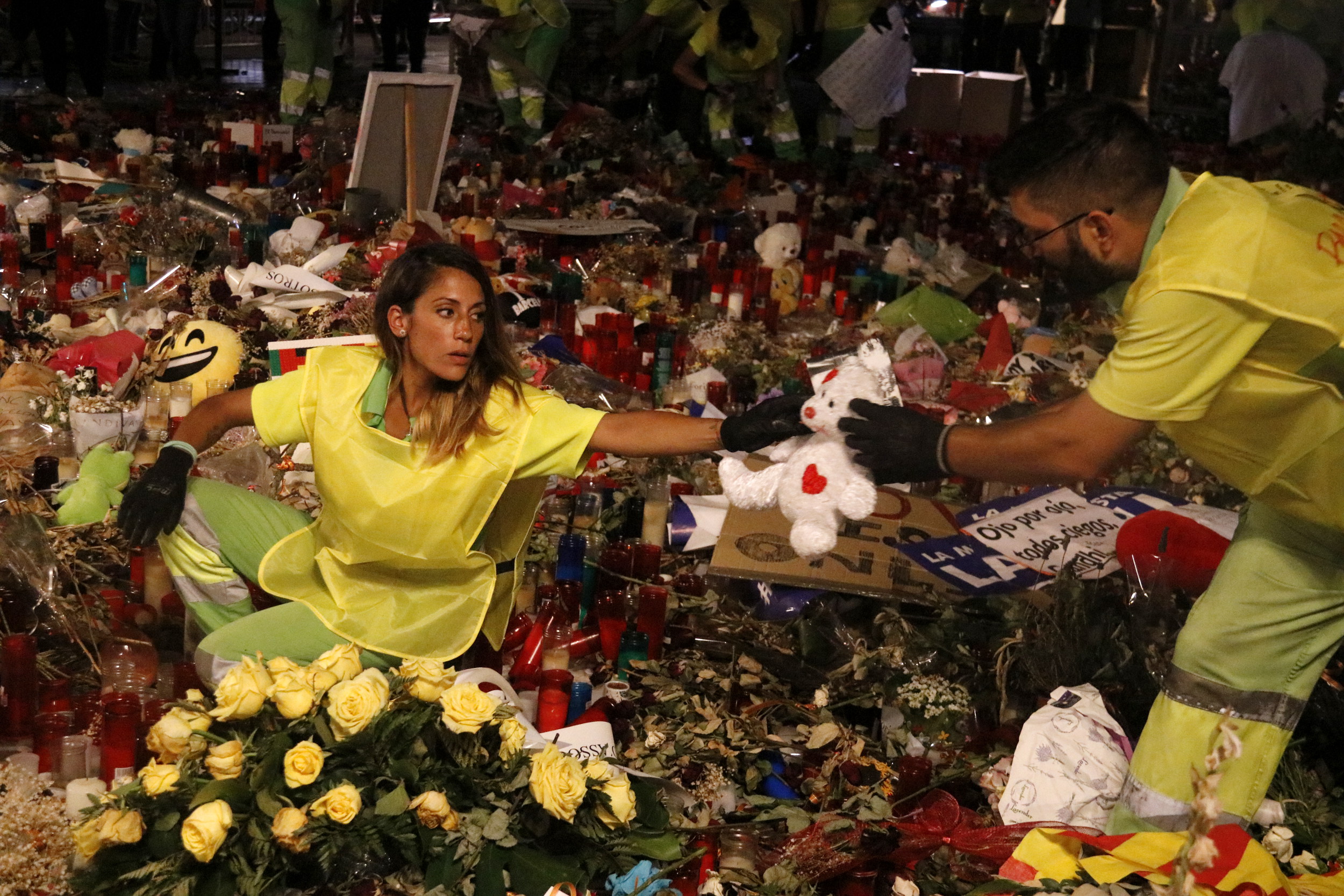 The memorials in La Rambla were cleared by Barcelona's cleaning services on Monday night (by ACN)