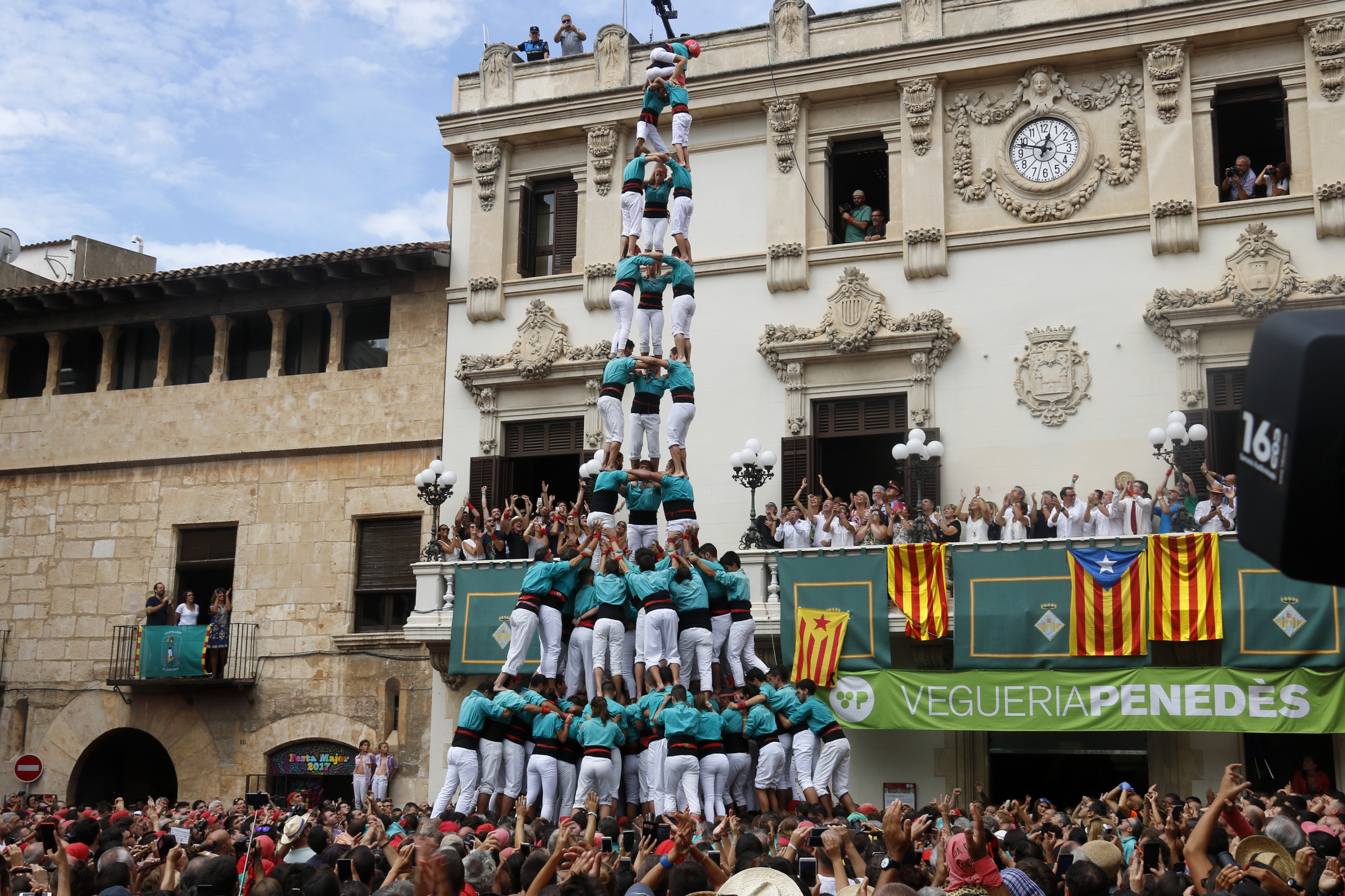 Castellers de Vilafranca's 10 story-high human tower in the first round of Sant Fèlix (by ACN)