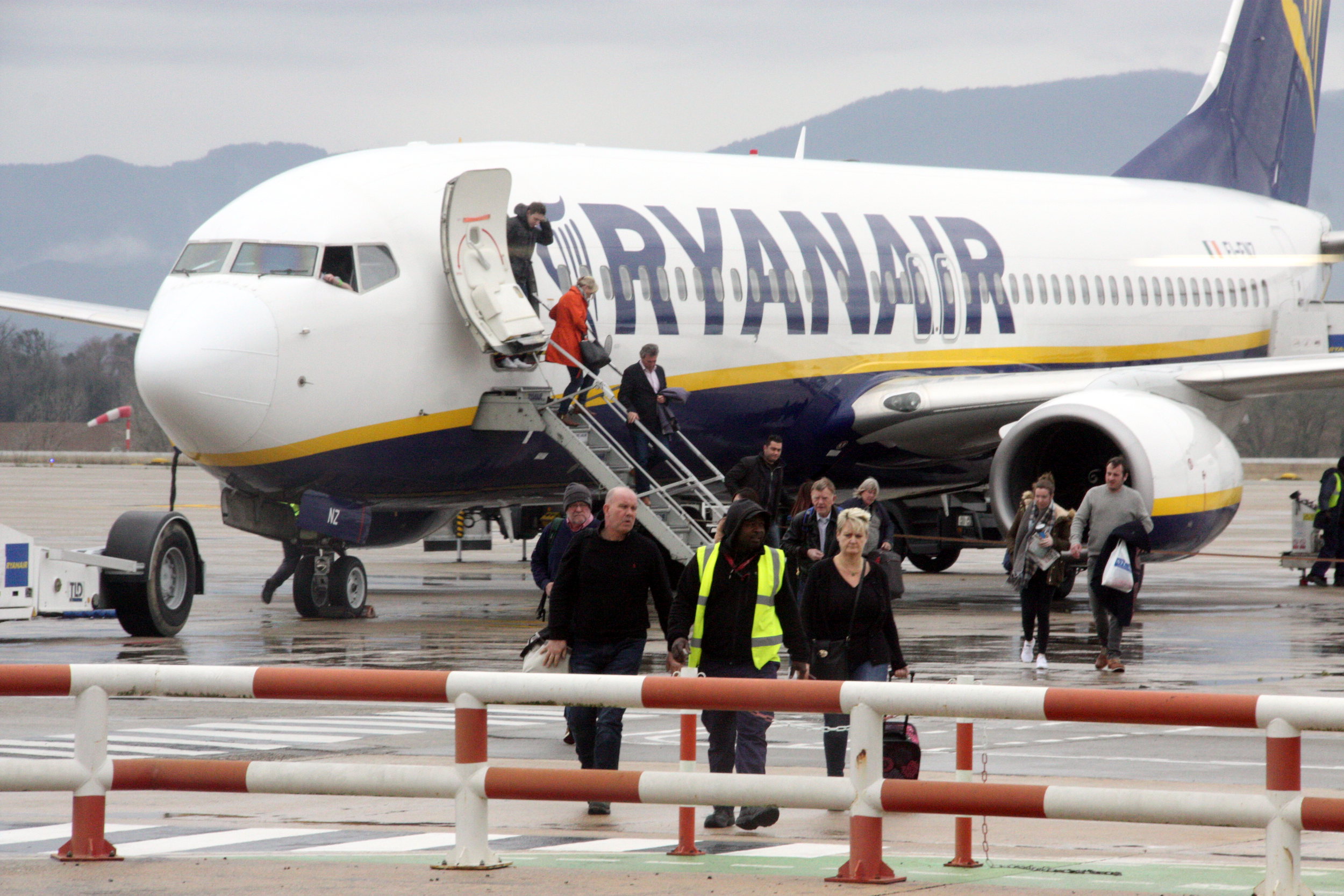 Tourists disembarking a Ryanair plane at the Girona-Costa Brava airport (by ACN)