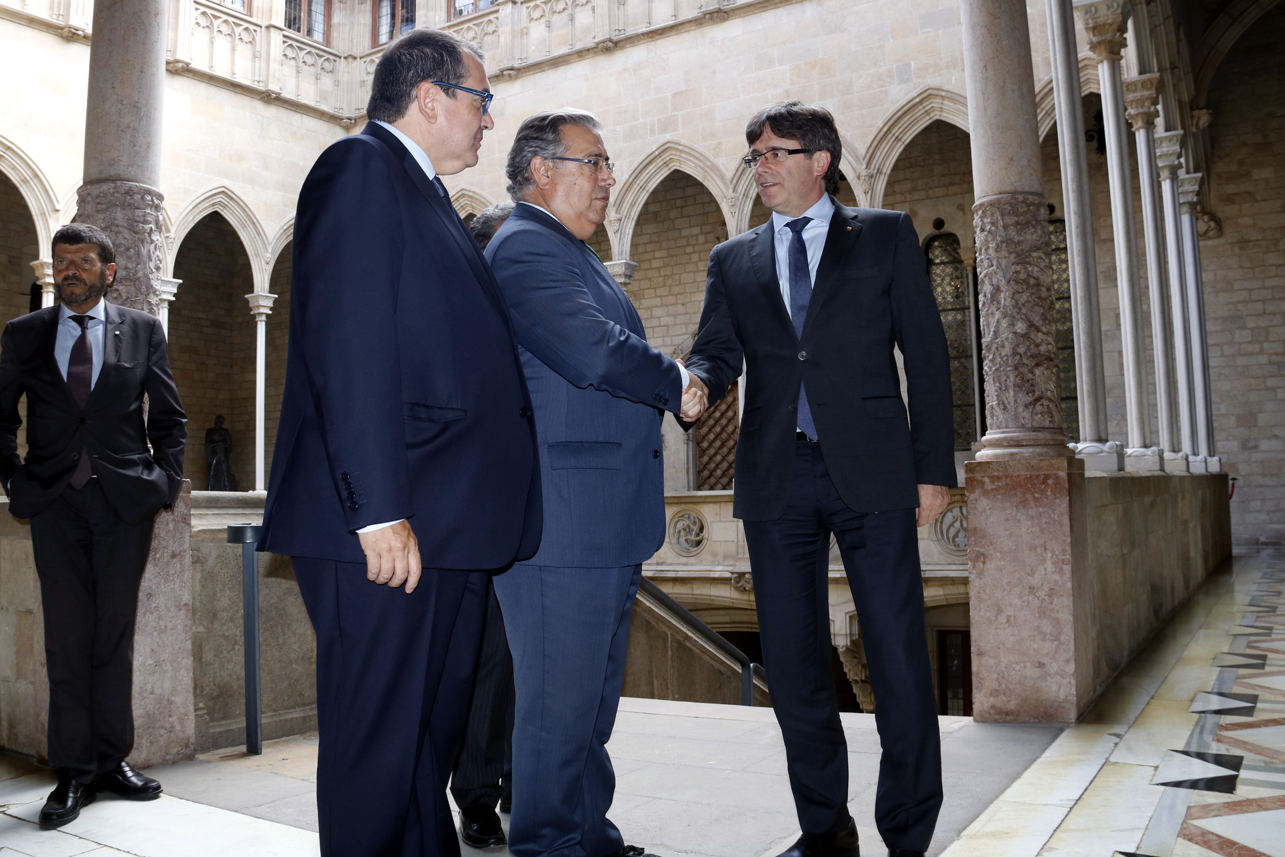 Catalan president Carles Puigdemont (right) shakes hands with the Spanish Home Affairs Minister, Juan Ignacio Zoido, at a security meeting last July (by ACN)