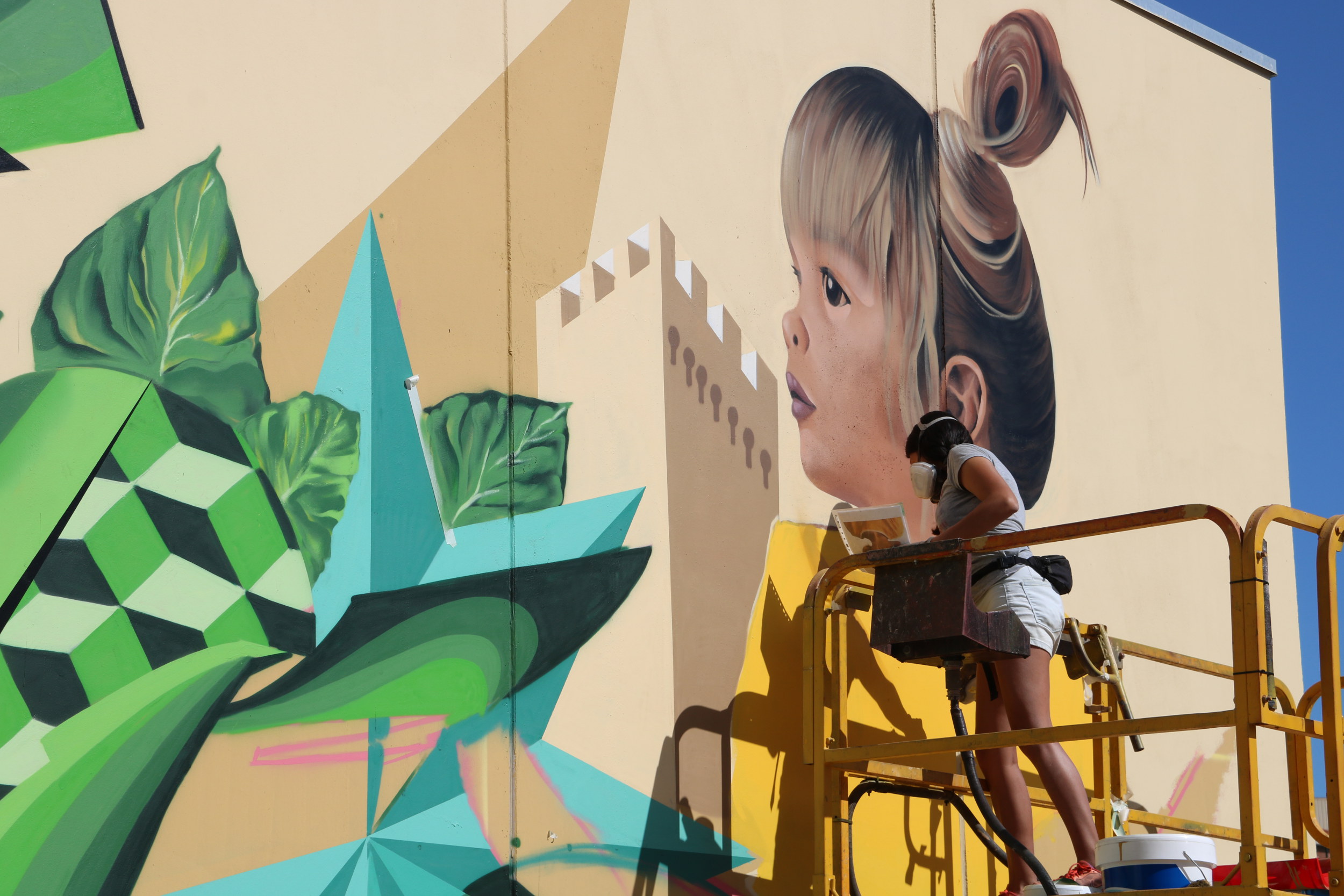 The Colombian artist Zurik painting her mural in the smalle town of Torrefarrera (by ACN)