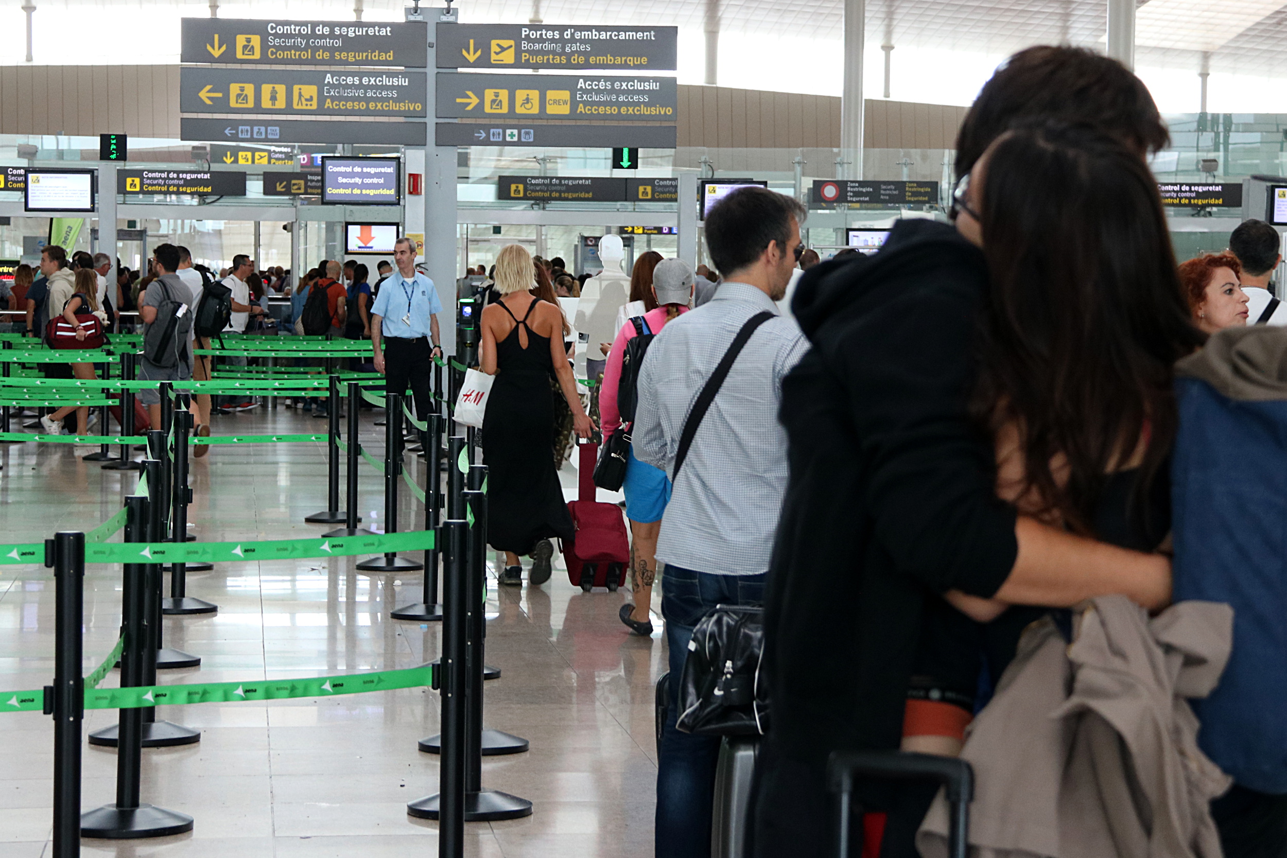 Security checks at Barcelona airport (by ACN)