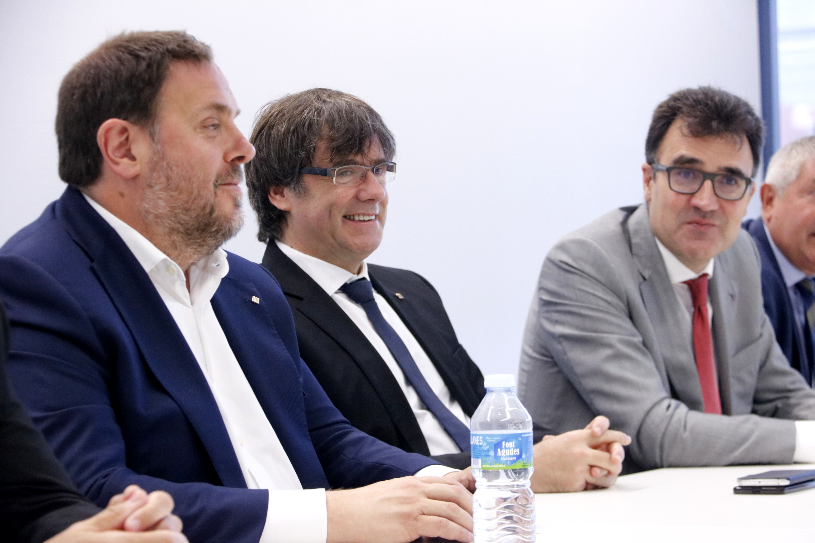 Catalan president, Carles Puigdemont (center), with vice president, Oriol Junqueras (left), and tax secretary, Lluís Salvadó (by ACN)