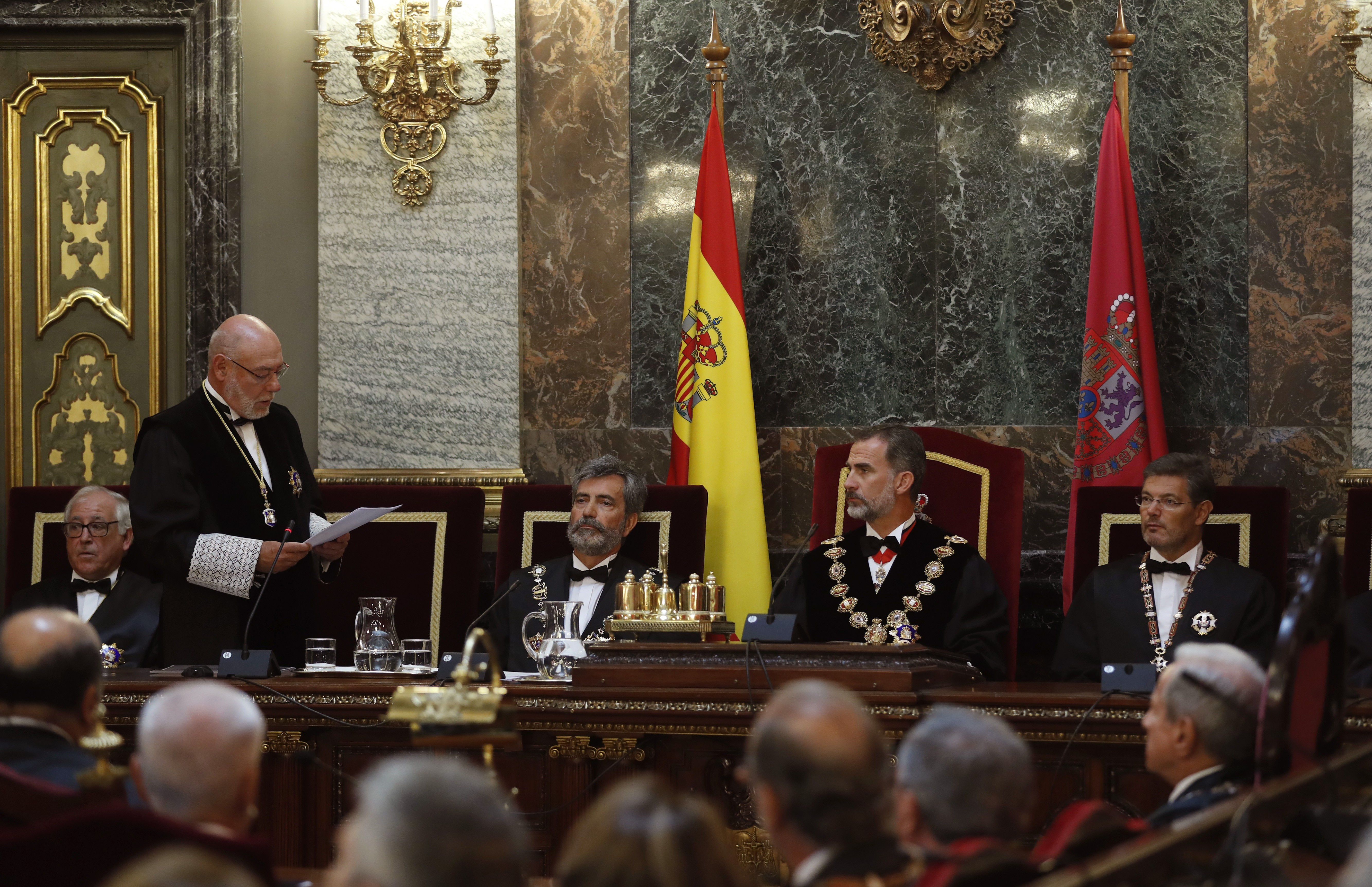 Spain's Public Prosecutor speaking alongside the Supreme Court president, the King of Spain and the minister of justice