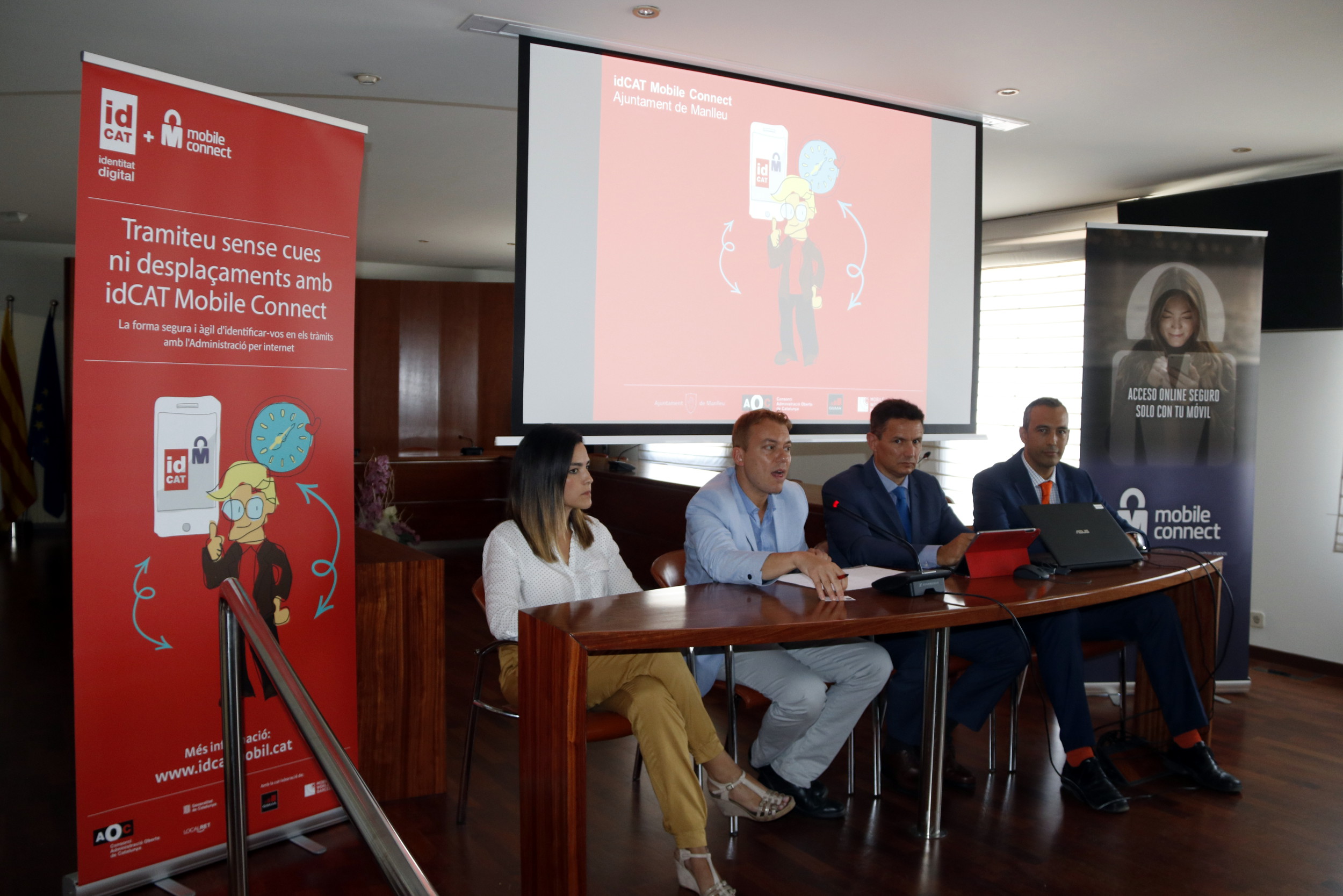 Representatives of the AOC, Manlleu Town Hall, GSMA, Movistar, Vodafone, and Orange present idCAT Mobile Connect (by ACN)