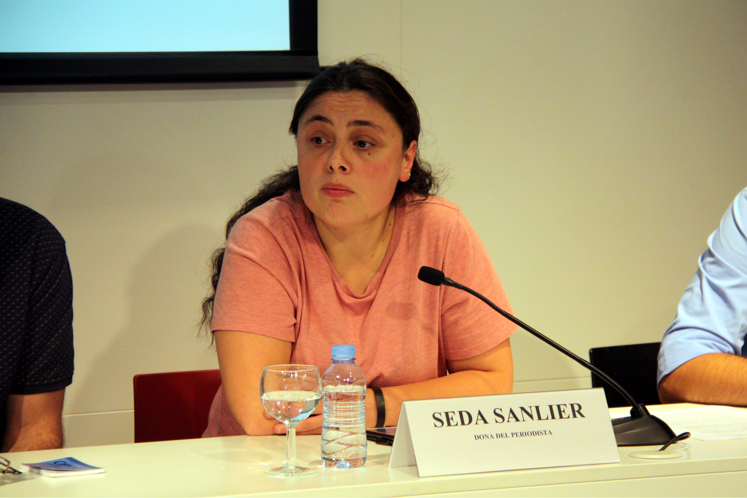 Seda Sanlier, journalist Hamza Yalçin's wife, speaks for his release (by ACN)