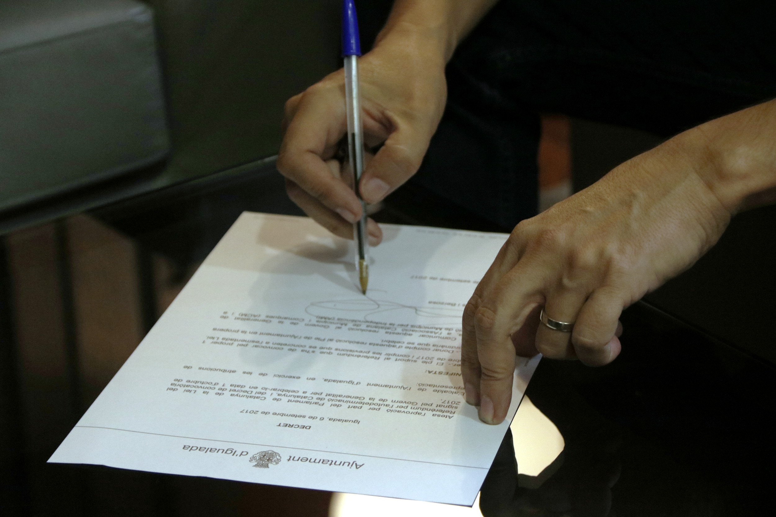 Mayor of Igualada signing a decree to back the referendum