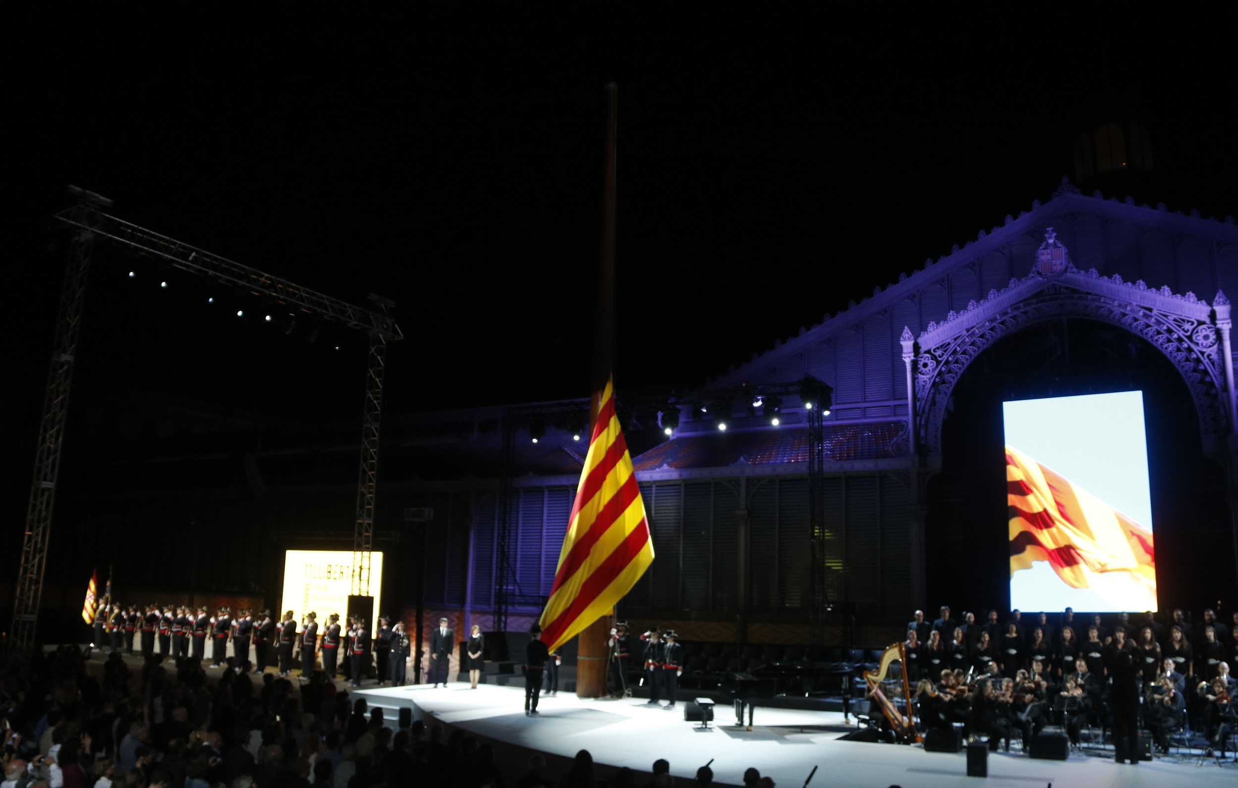 The raising of the Catalan flag during the September 10 institutional event (by ACN)