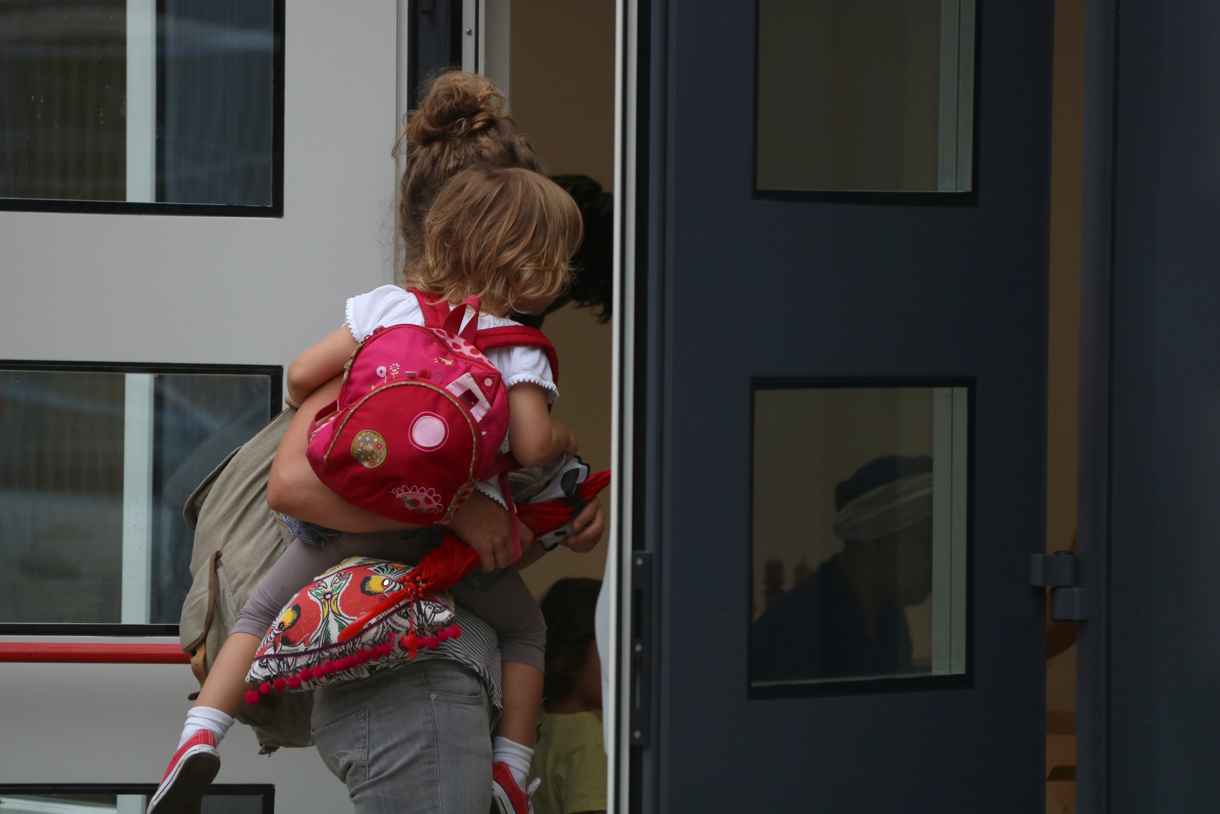 A child and her mother go into the new Eixample 1 school in Barcelona (by ACN)